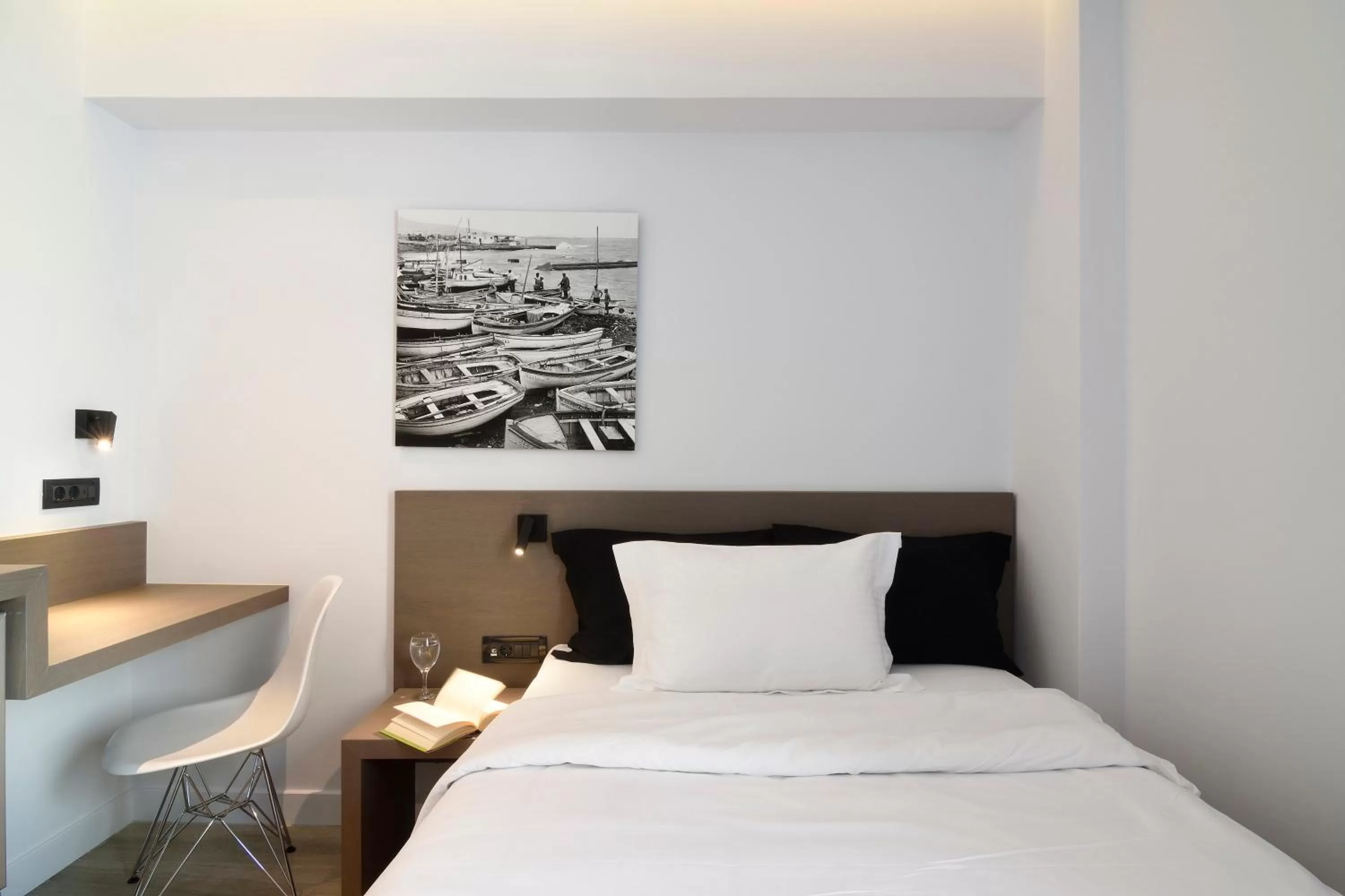 Photo of the whole room, Bed in Poseidon Athens Hotel