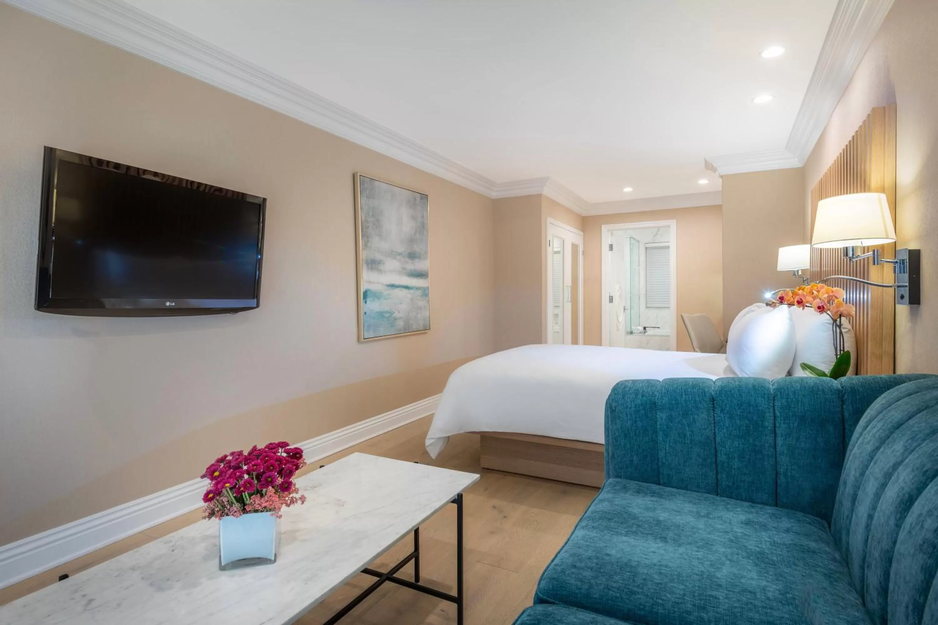 Bed in Beverly Hills Plaza Hotel & Spa