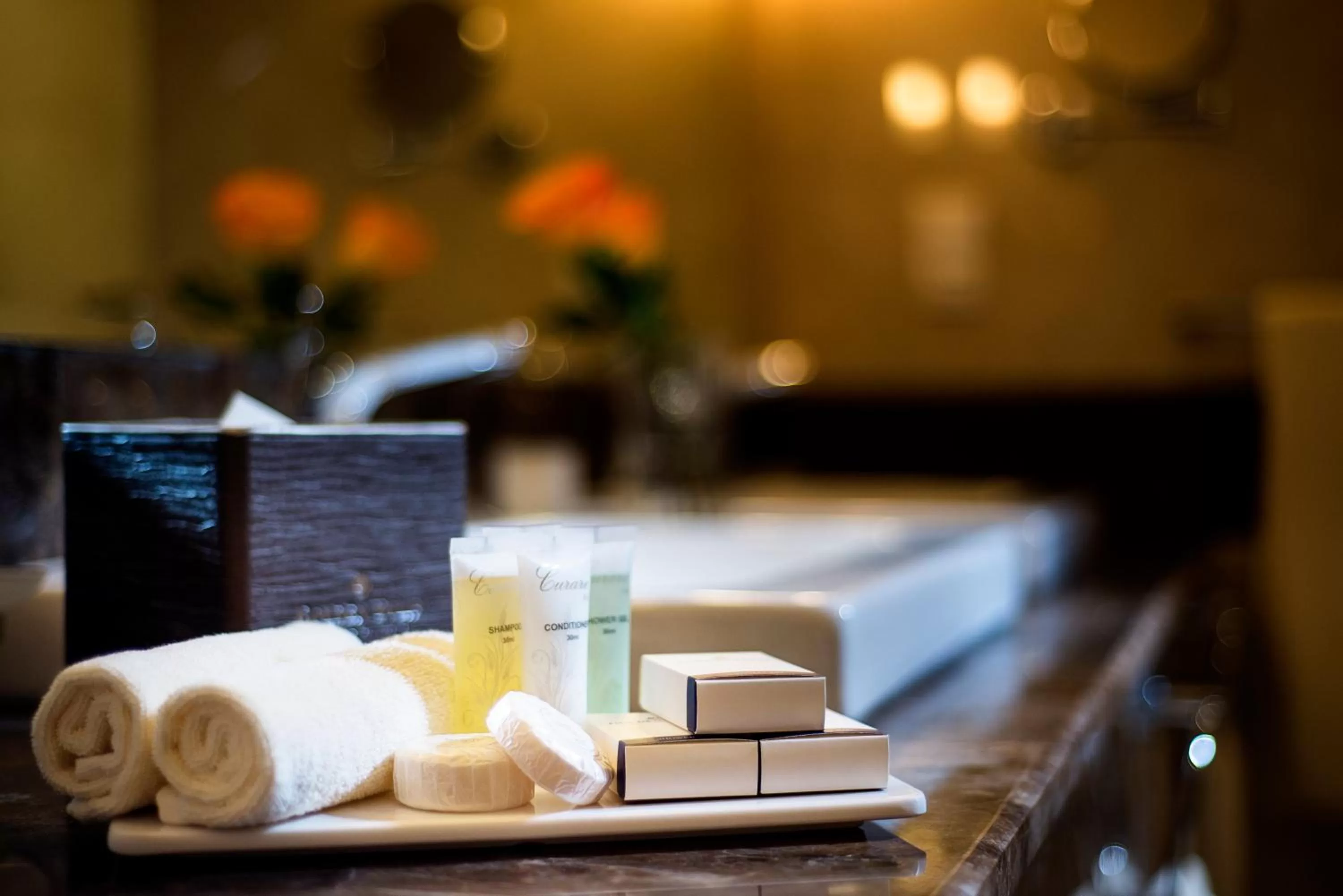 Shower, Bed in Golden Tulip Doha Hotel