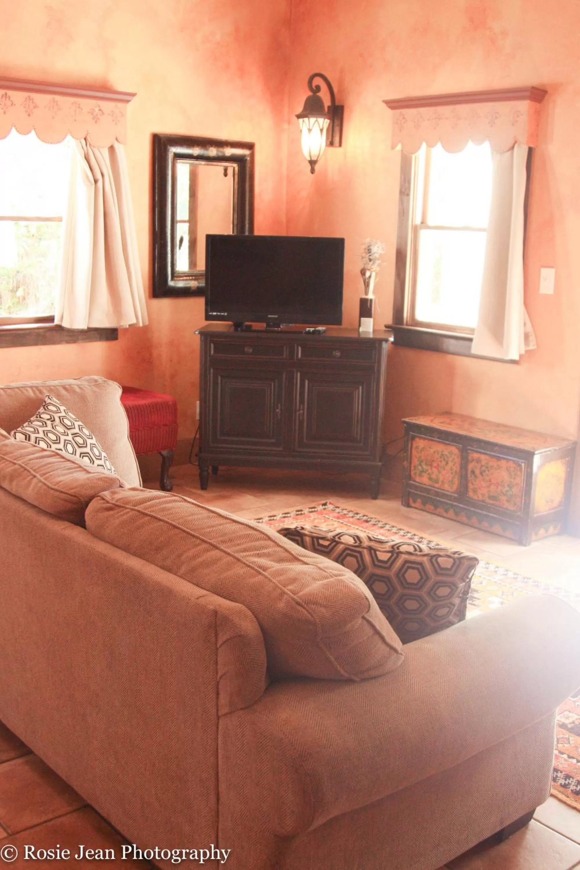 Living room in Flowertown Bed and Breakfast