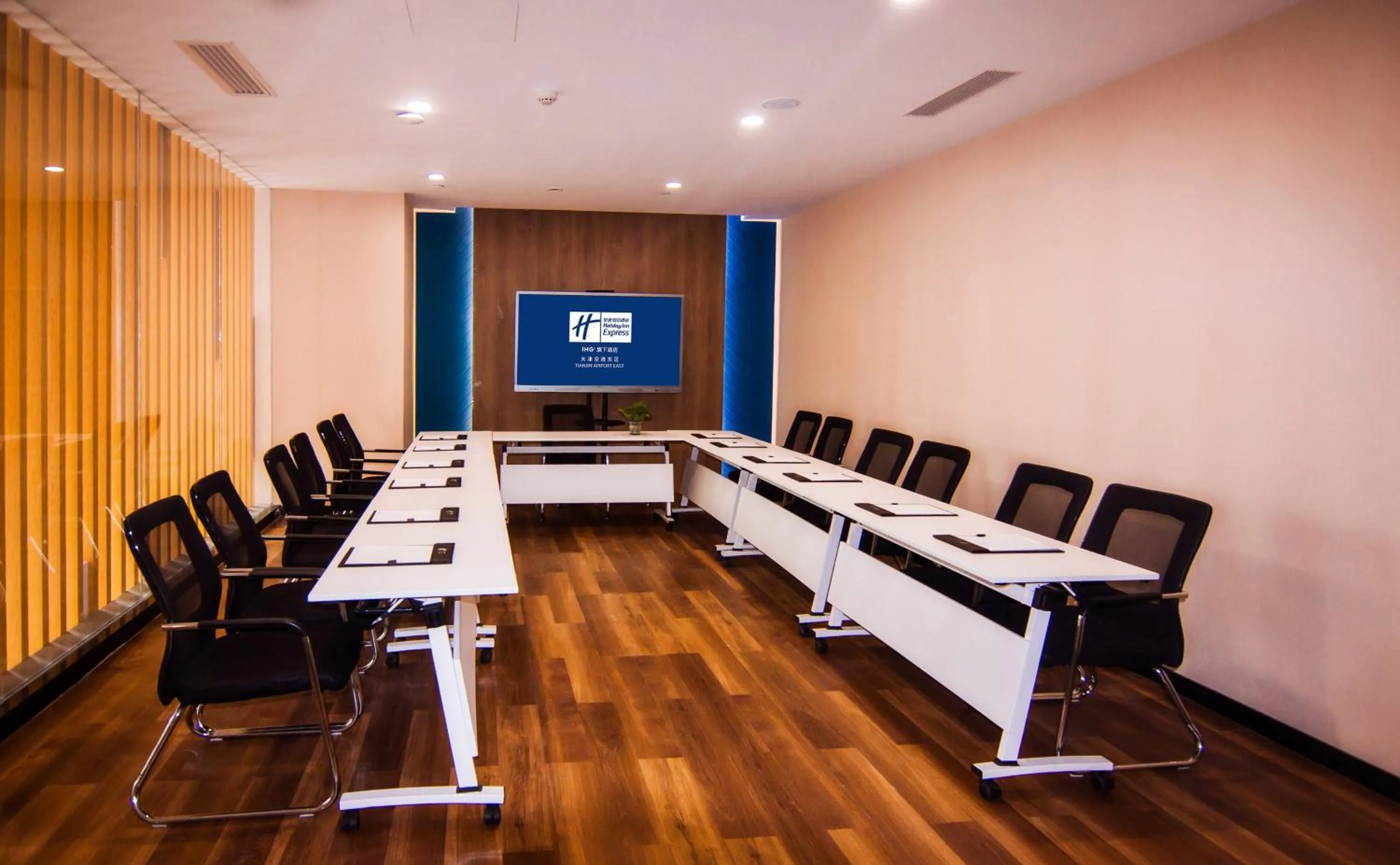 Meeting/conference room in Holiday Inn Express Tianjin Airport East by IHG