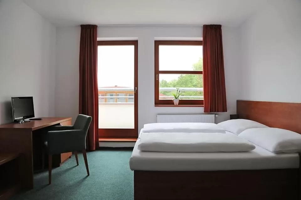 Bedroom, Bed in Sporthotel Hostivice