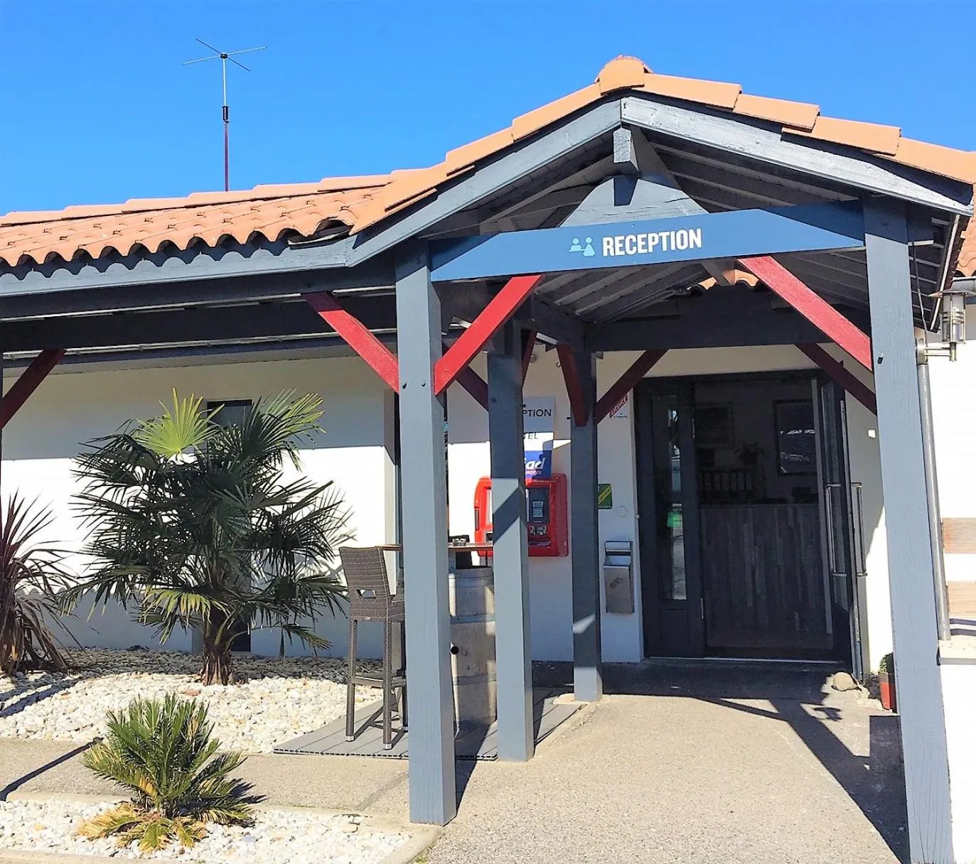 Facade/entrance in Kyriad Bordeaux - Merignac Aéroport