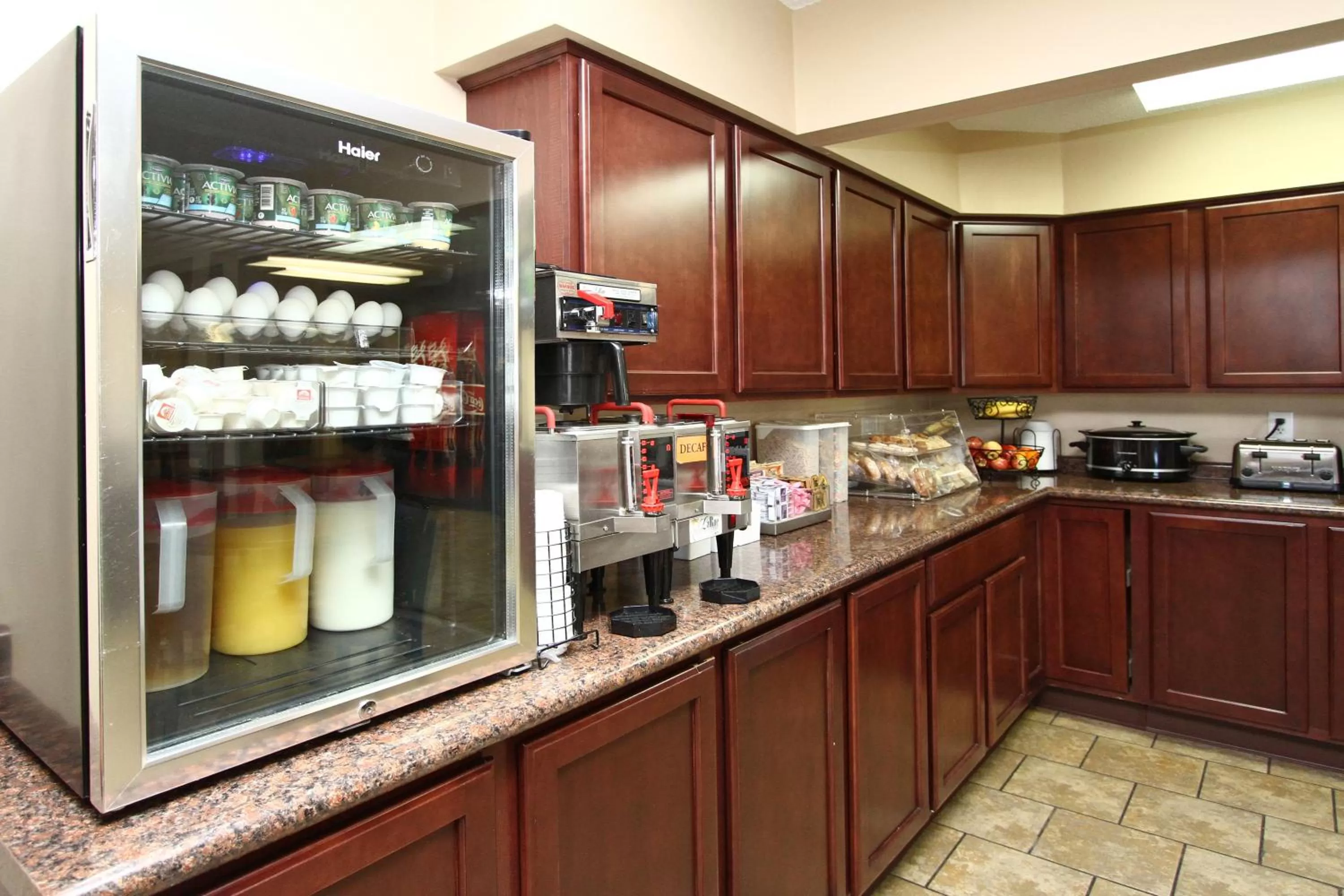 Continental breakfast in New Victorian Inn & Suites Kearney