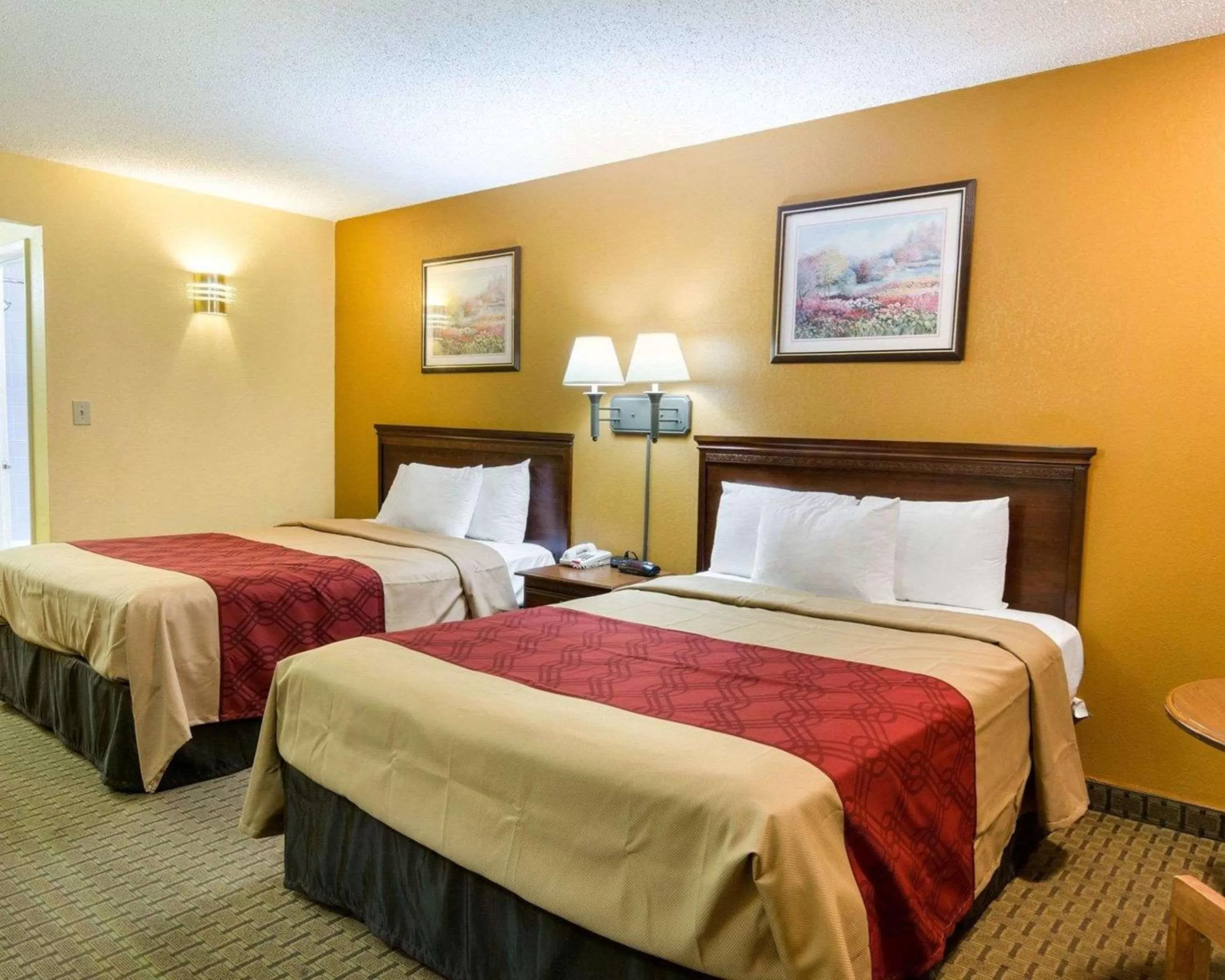 Photo of the whole room, Bed in Econo Lodge Fredericksburg near I-95