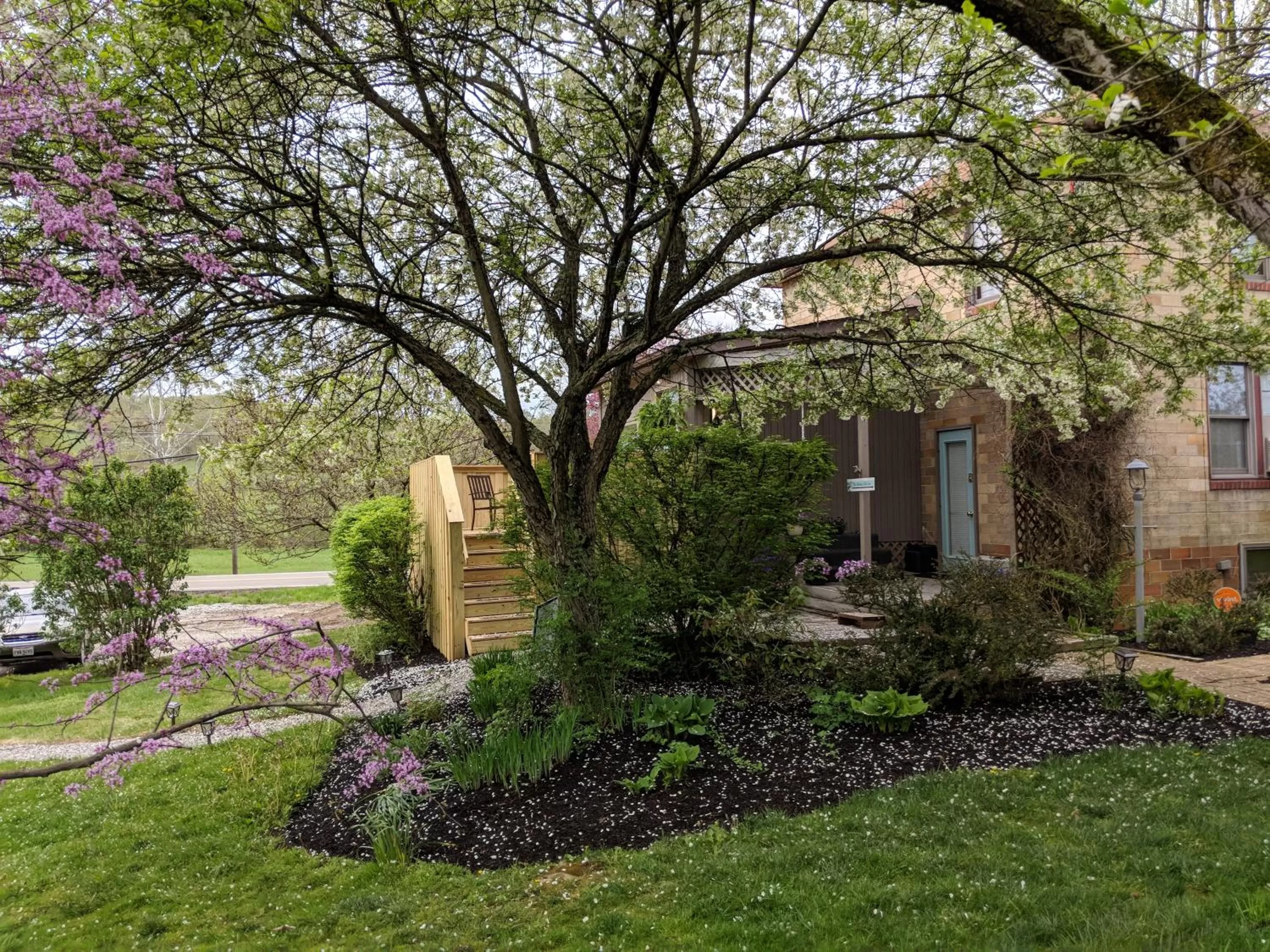 Facade/entrance, Garden in Hocking Hills Inn