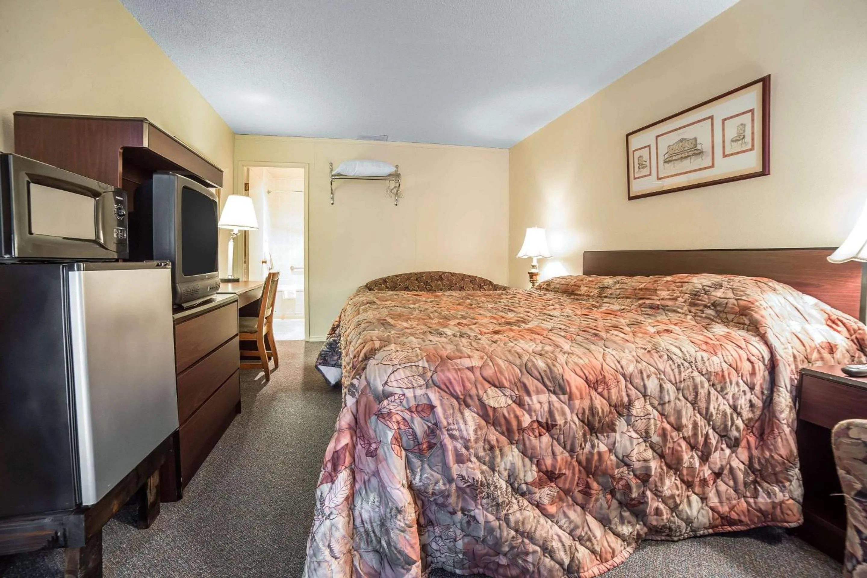 Bedroom, Bed in Rodeway Inn