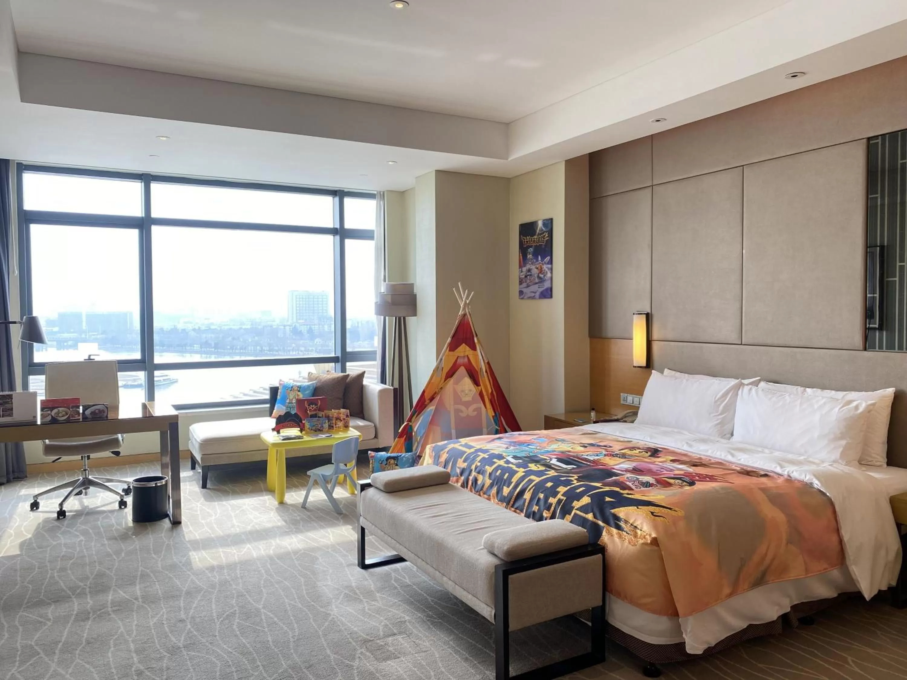 Photo of the whole room, Bed in Crowne Plaza Yangzhou by IHG