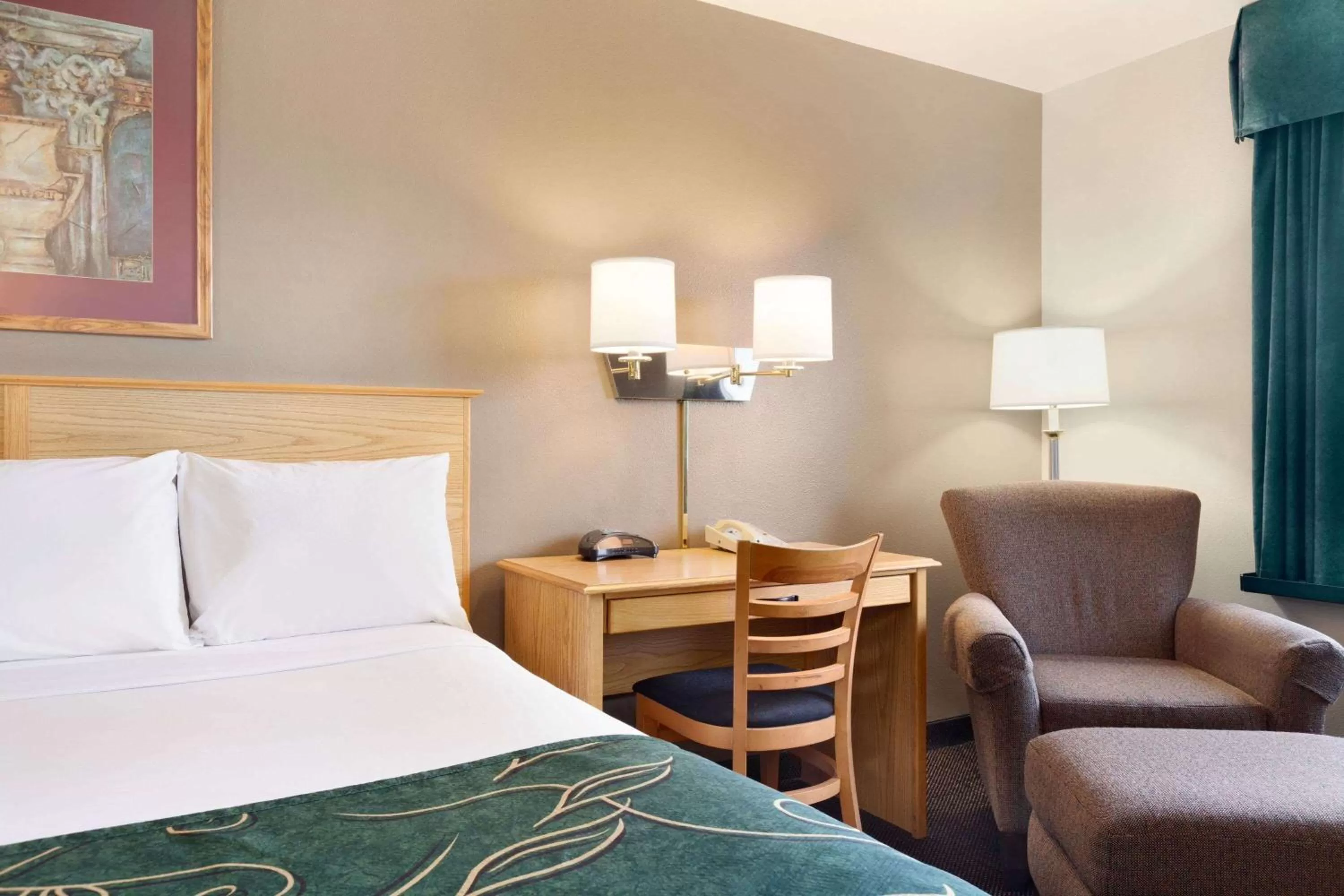 Photo of the whole room, Bed in Travelodge by Wyndham Yermo