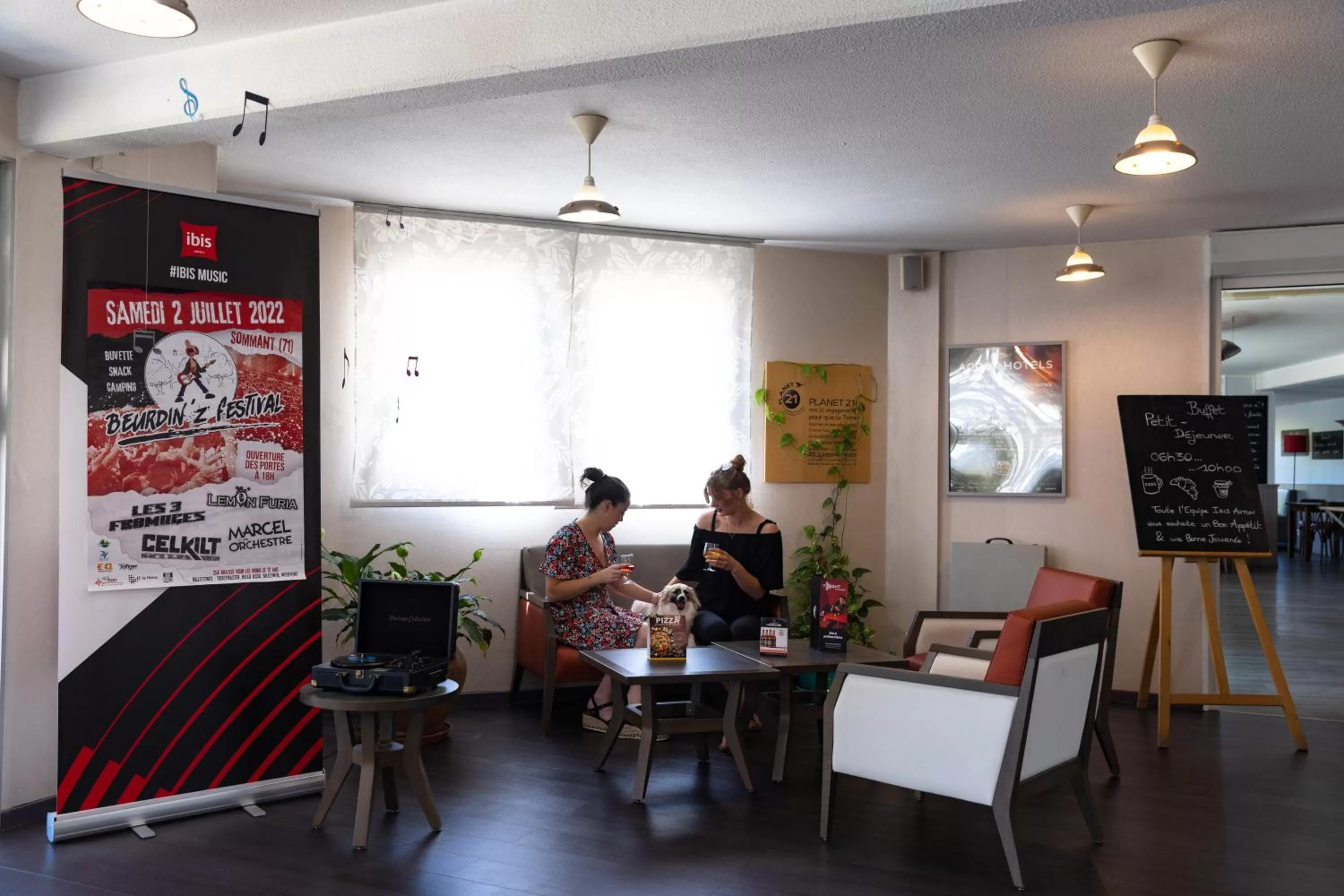 Lounge or bar in Hotel ibis Autun