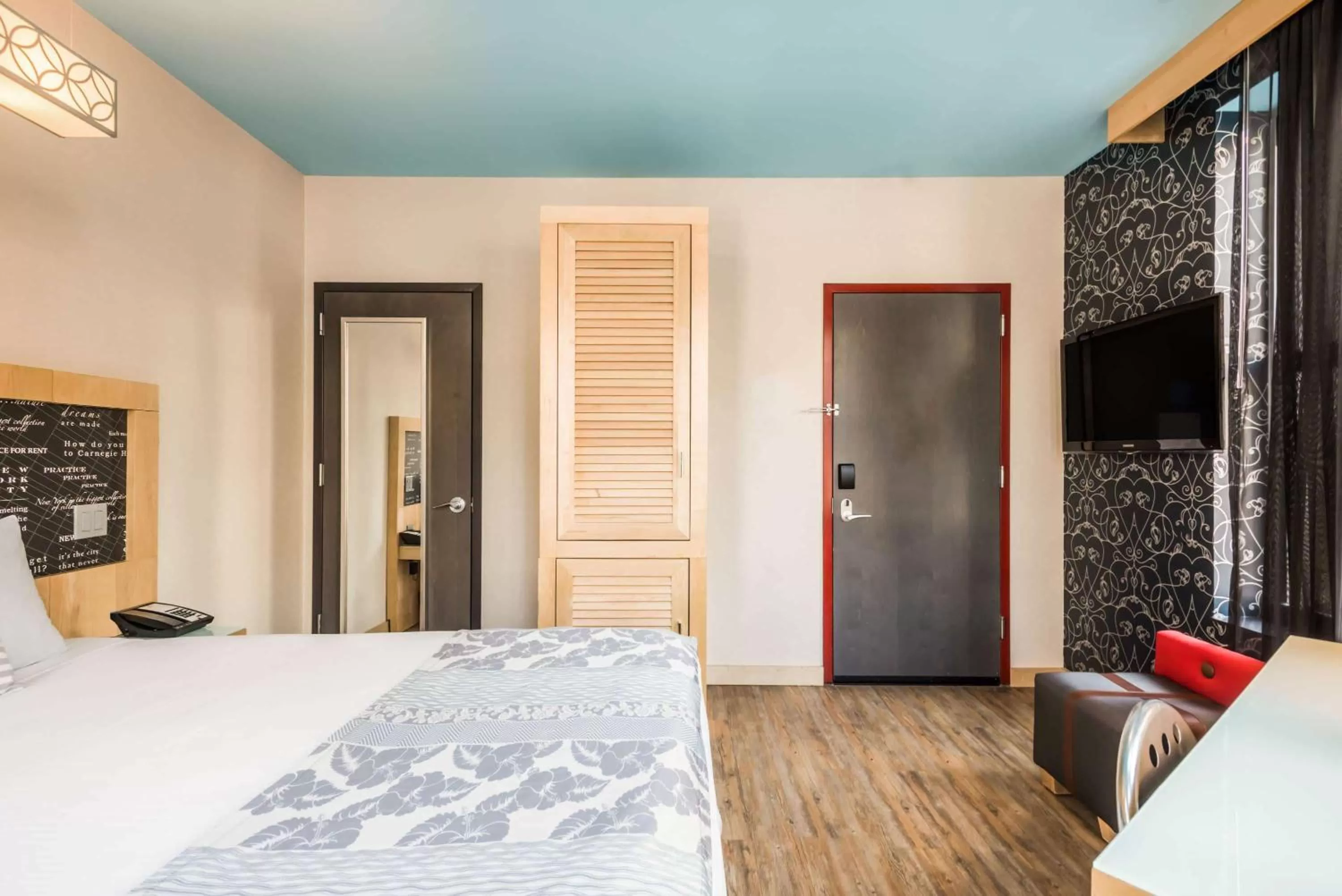 Photo of the whole room, Bed in TRYP by Wyndham New York City Times Square - Midtown