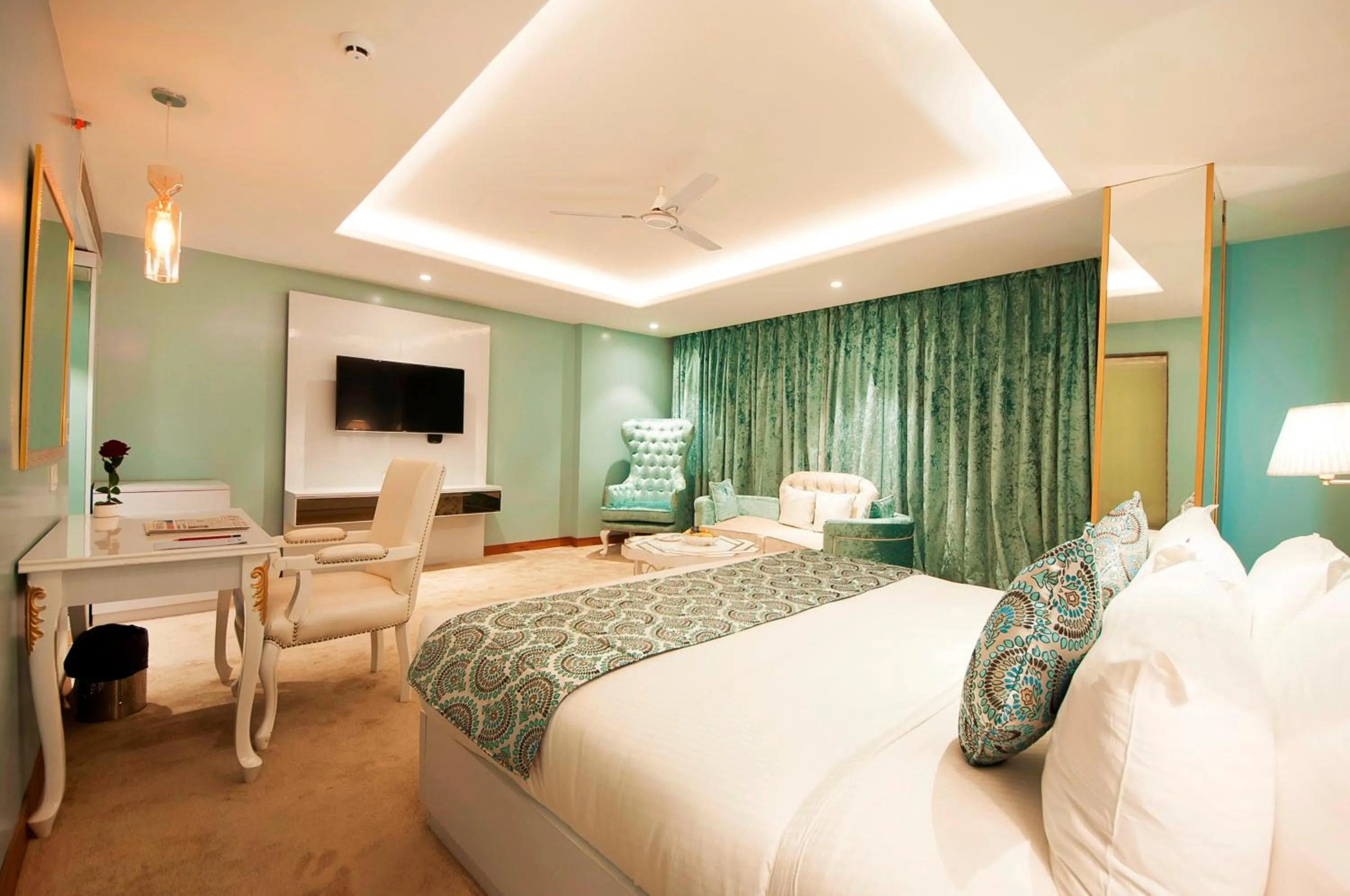 Bedroom, Bed in Airport Hotel Ramhan Palace Mahipalpur