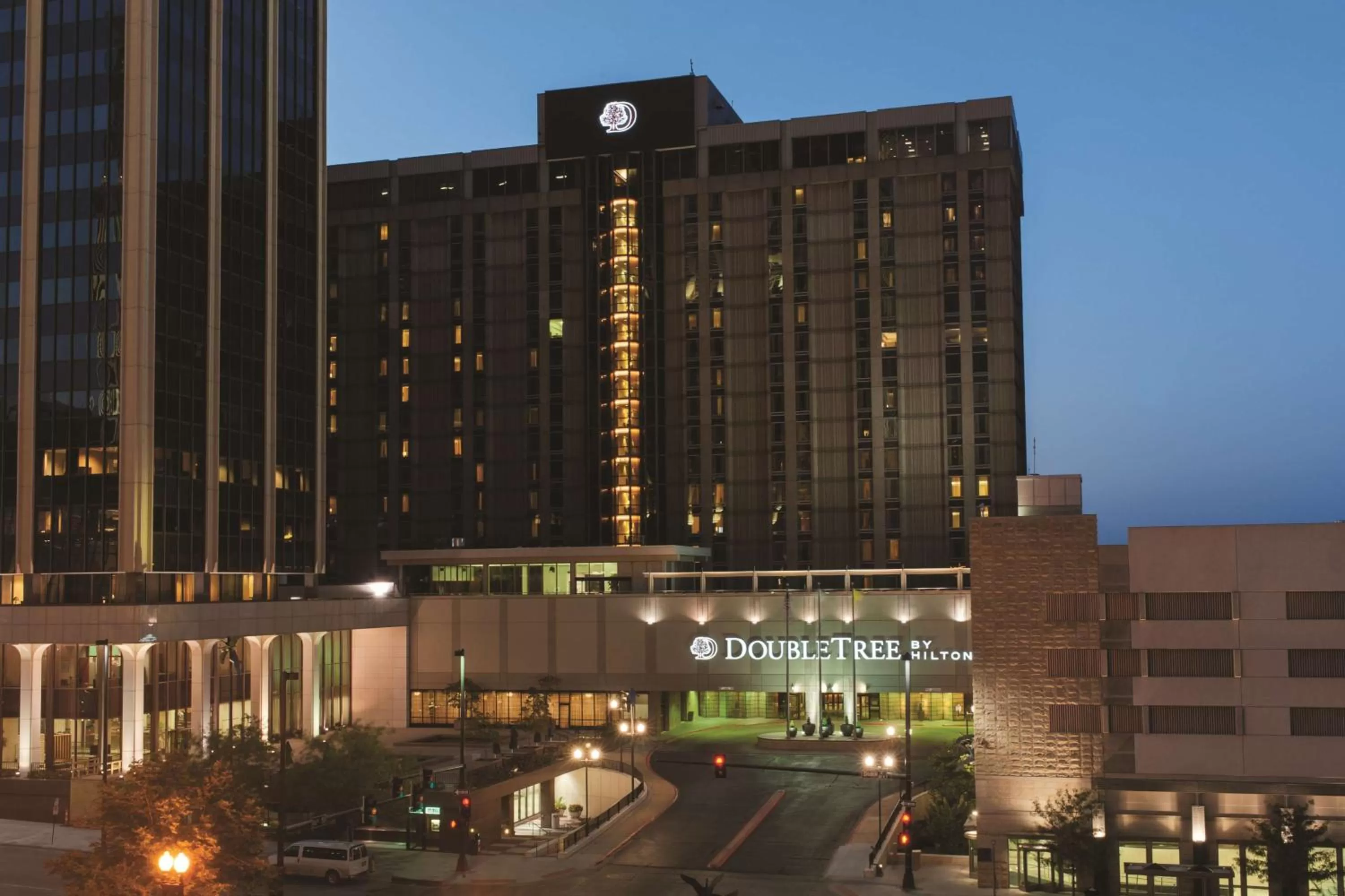 Property building in DoubleTree by Hilton Hotel & Executive Meeting Center Omaha-Downtown