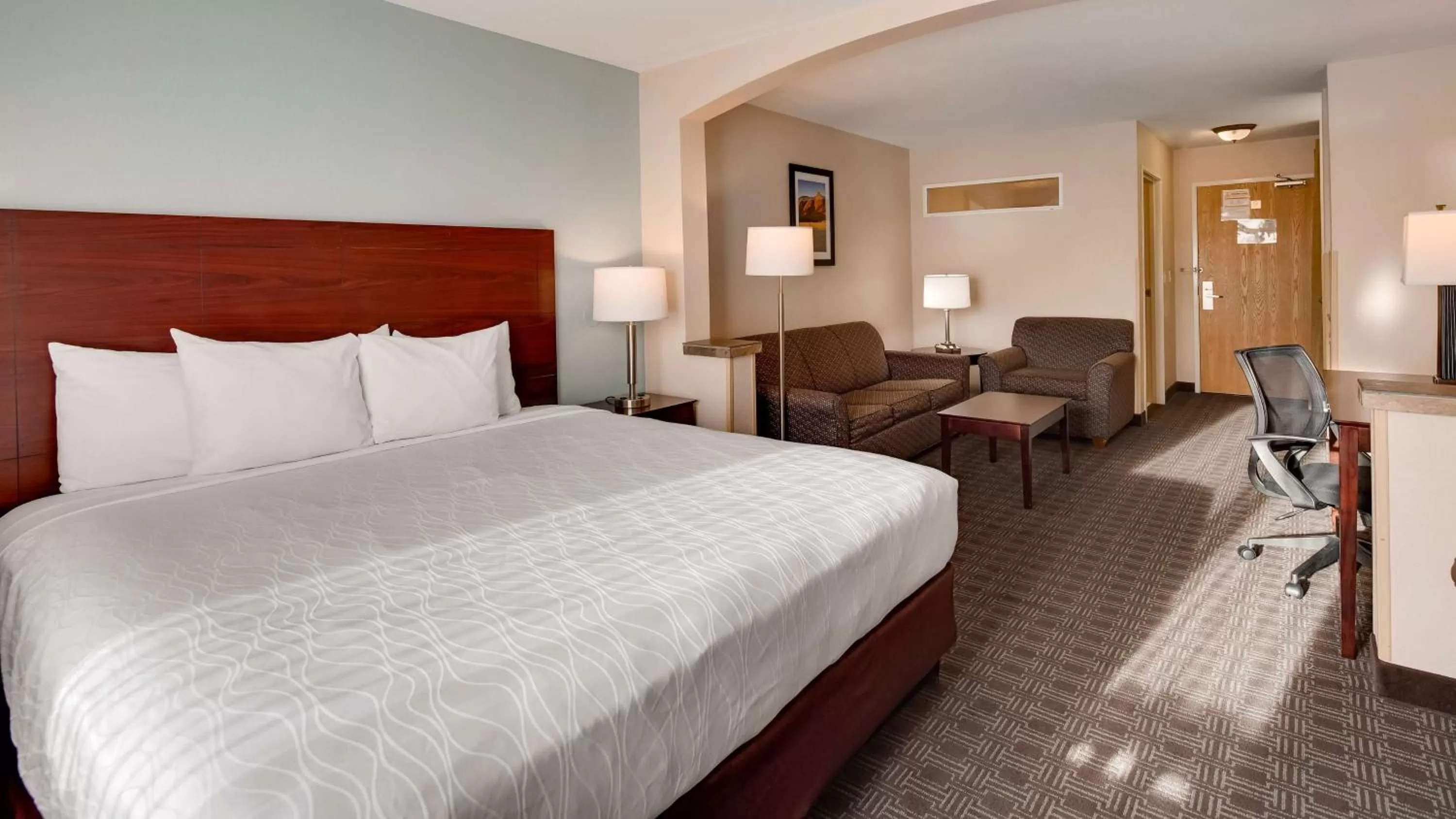 Photo of the whole room, Bed in Best Western Plus Gateway Inn & Suites - Aurora