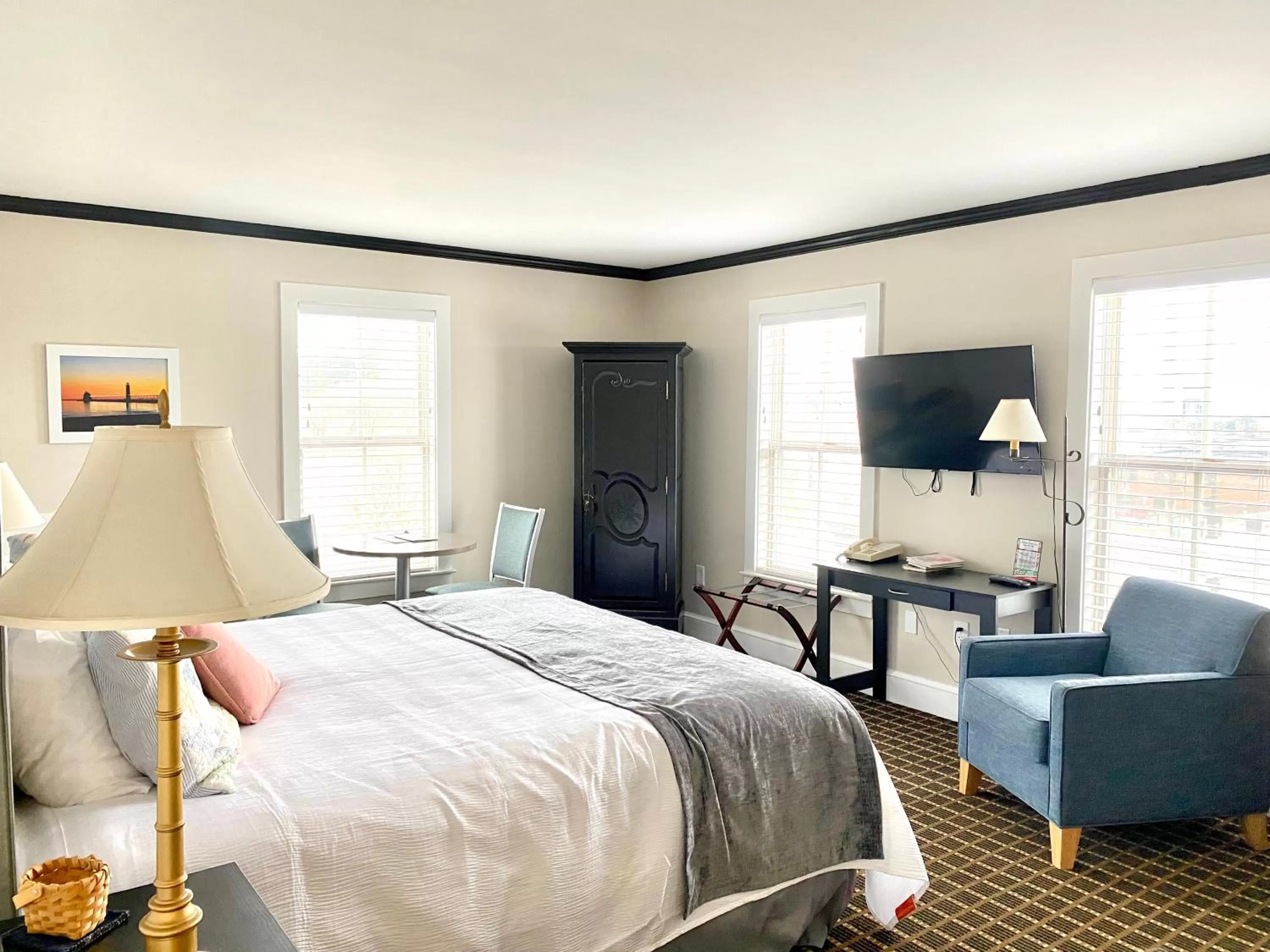 Bed in Harbor House Inn