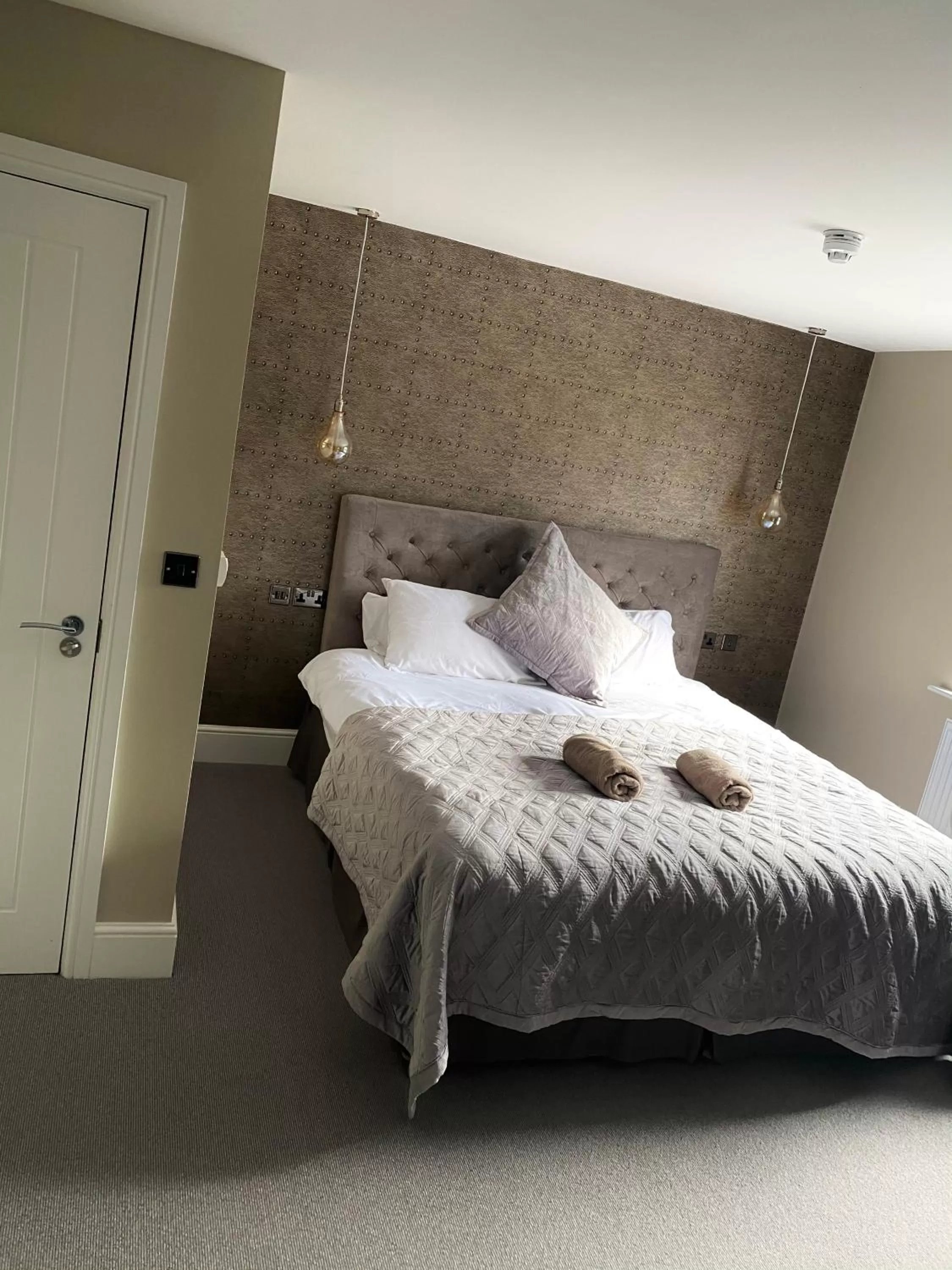 Bedroom, Bed in The Station Restaurant & Bar