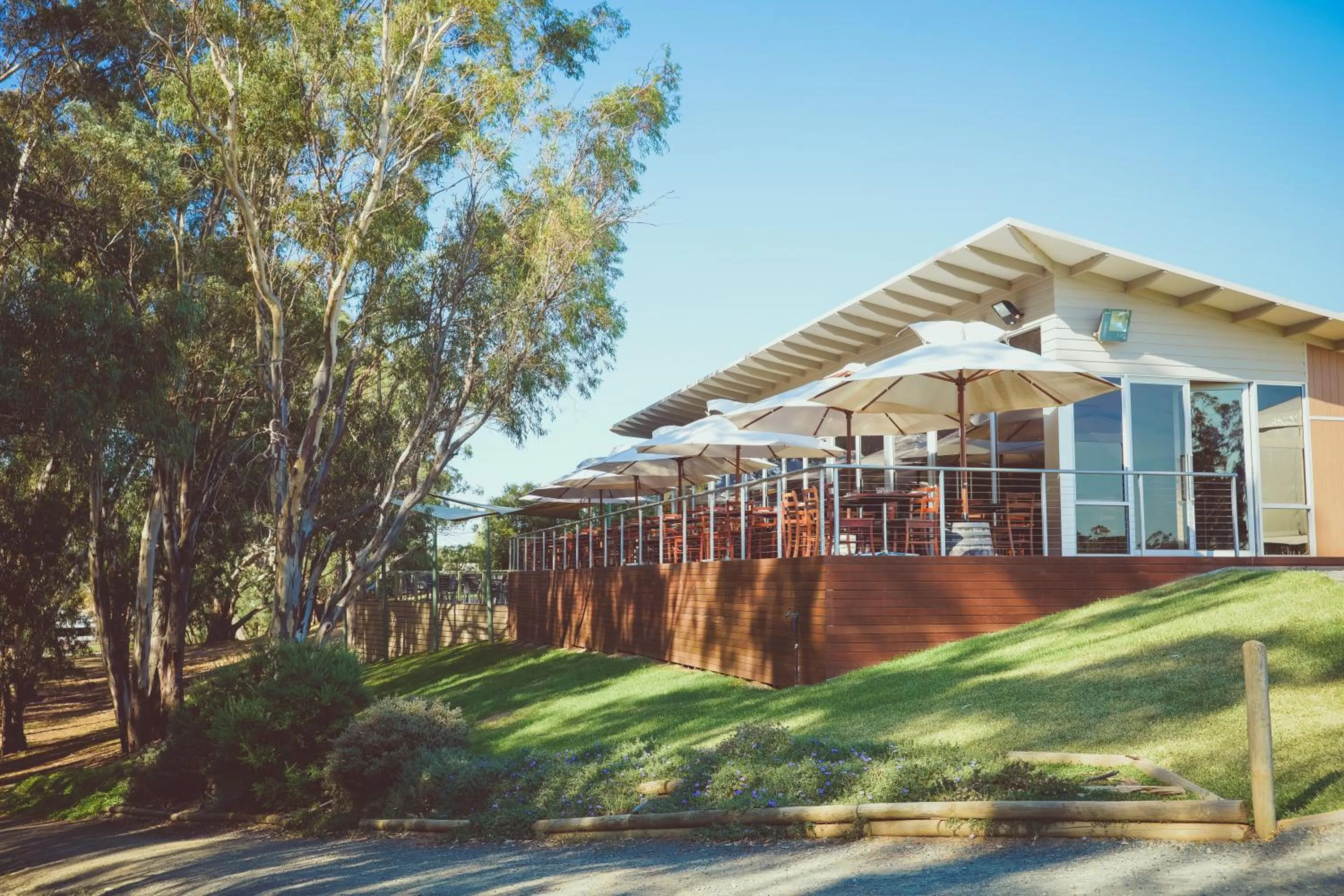 Restaurant/places to eat in Bridges on Meninya Motel & Apartments