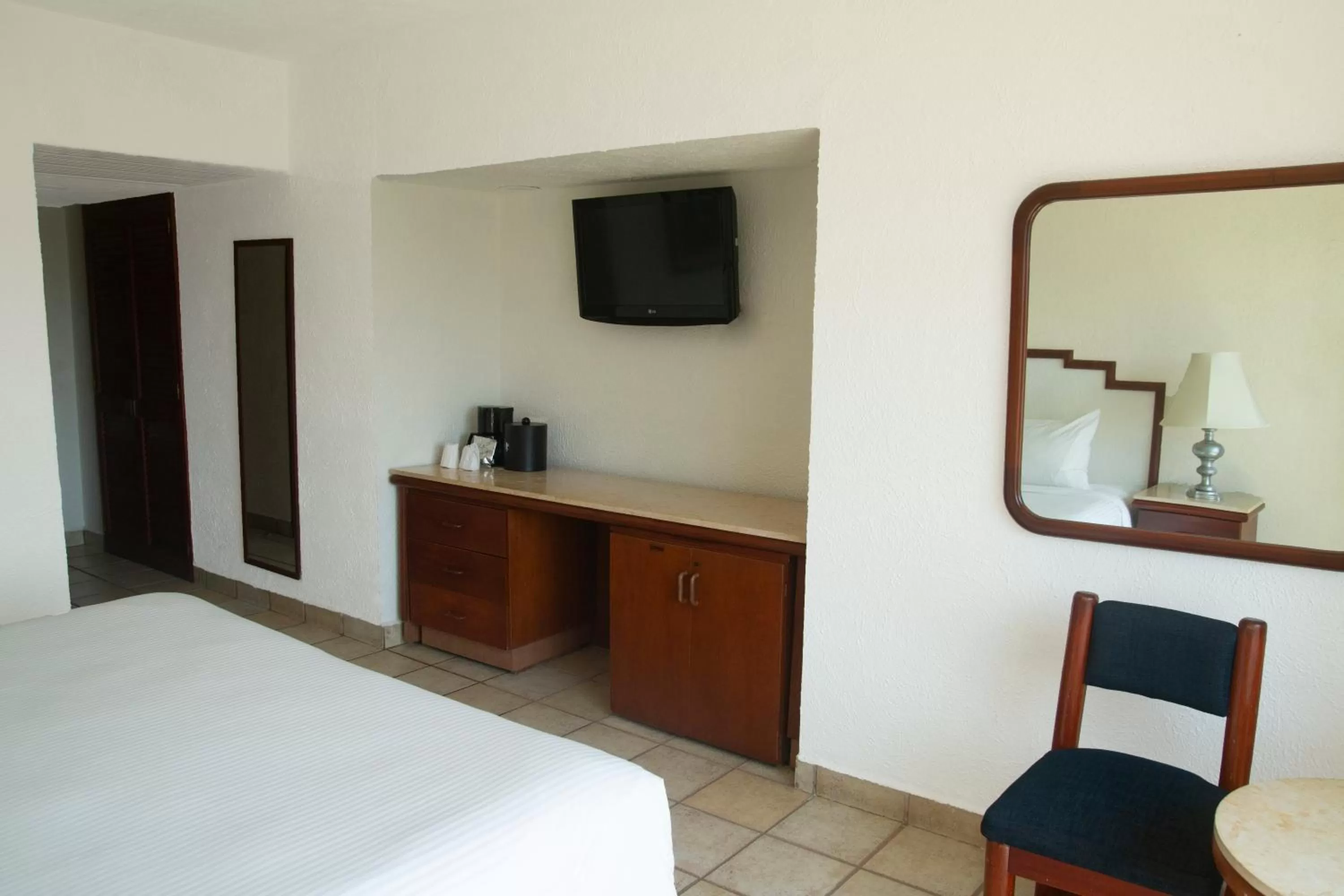 TV and multimedia, Bed in Emporio Ixtapa - with Optional All Inclusive