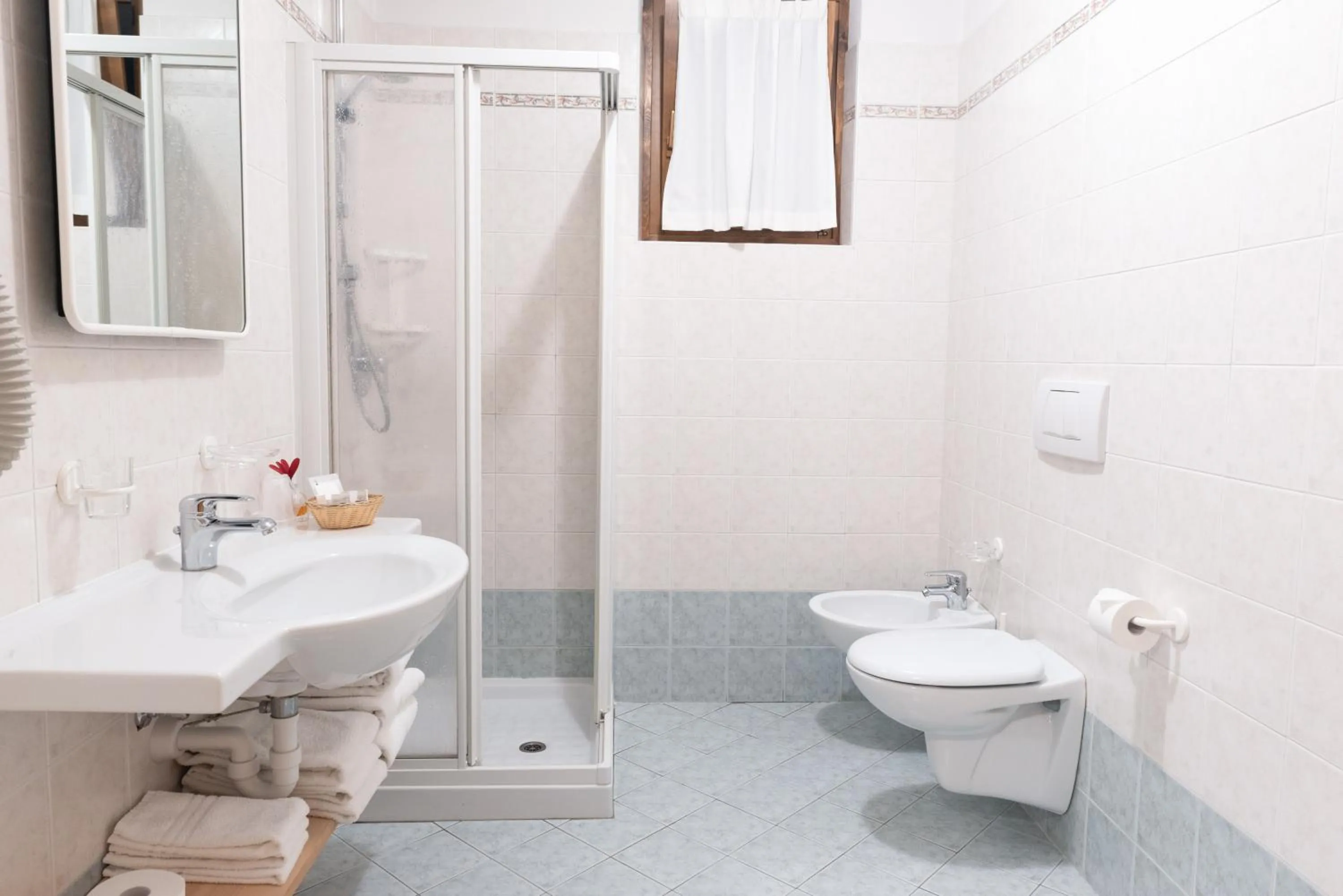 Shower in Hotel Garni Rin Da Rin