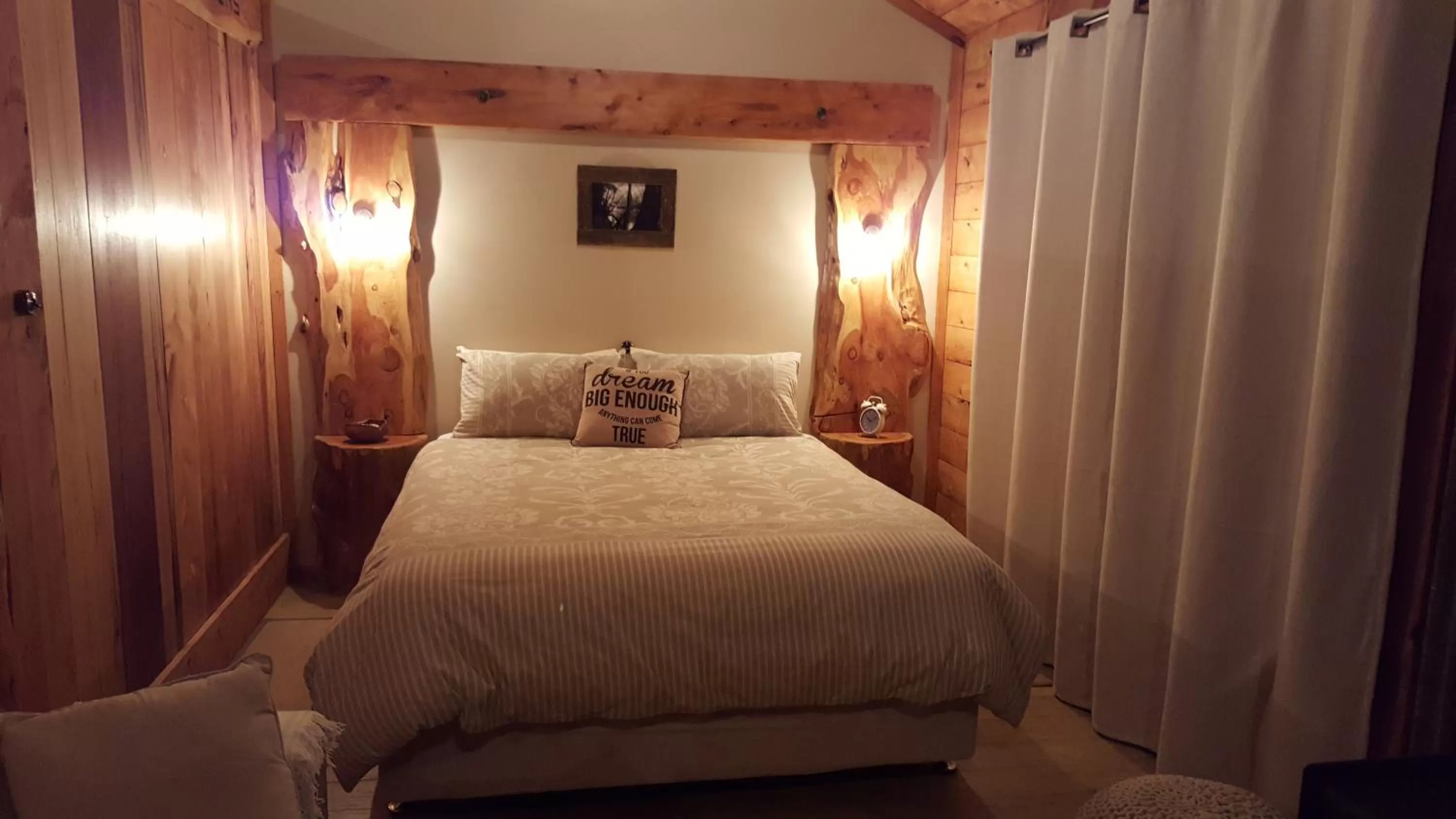 BBQ facilities, Bed in Rustic Hut Bush Retreat