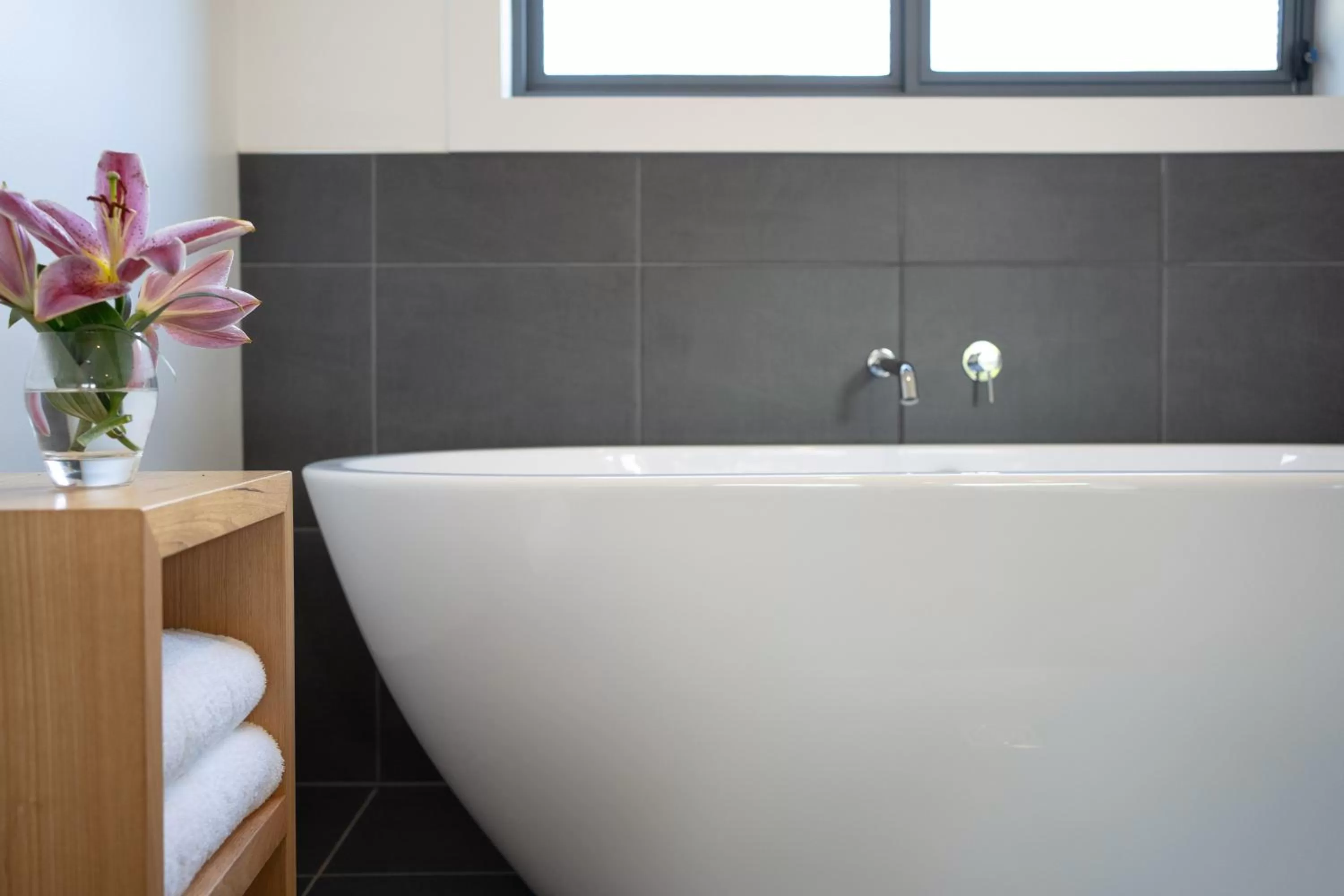 Bath in Bright Colonial Motel