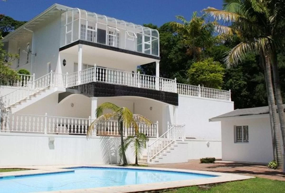 Swimming pool in The Whitehouse Bed and Breakfast