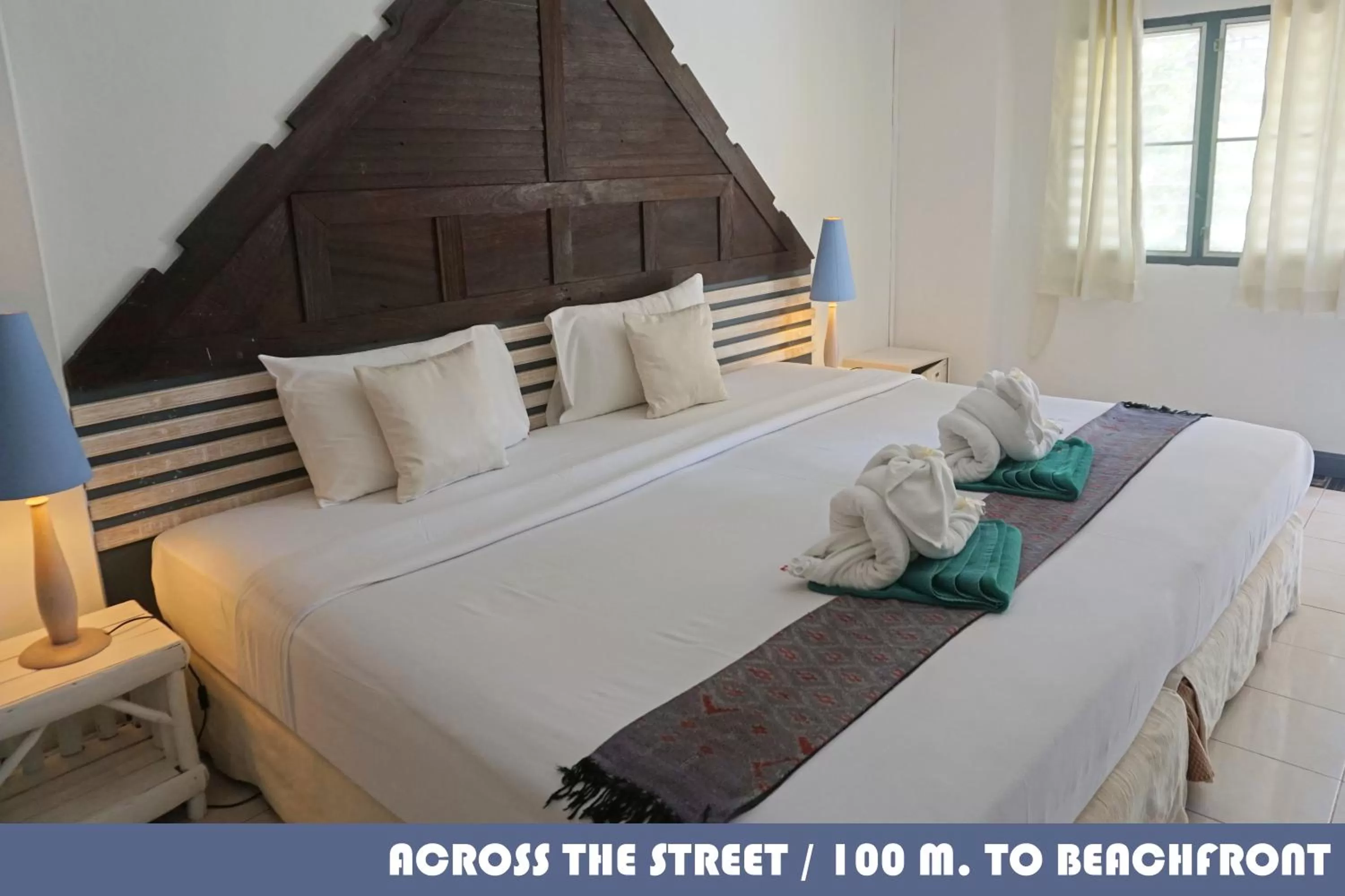 Bed in Koh Chang Cliff Beach Resort