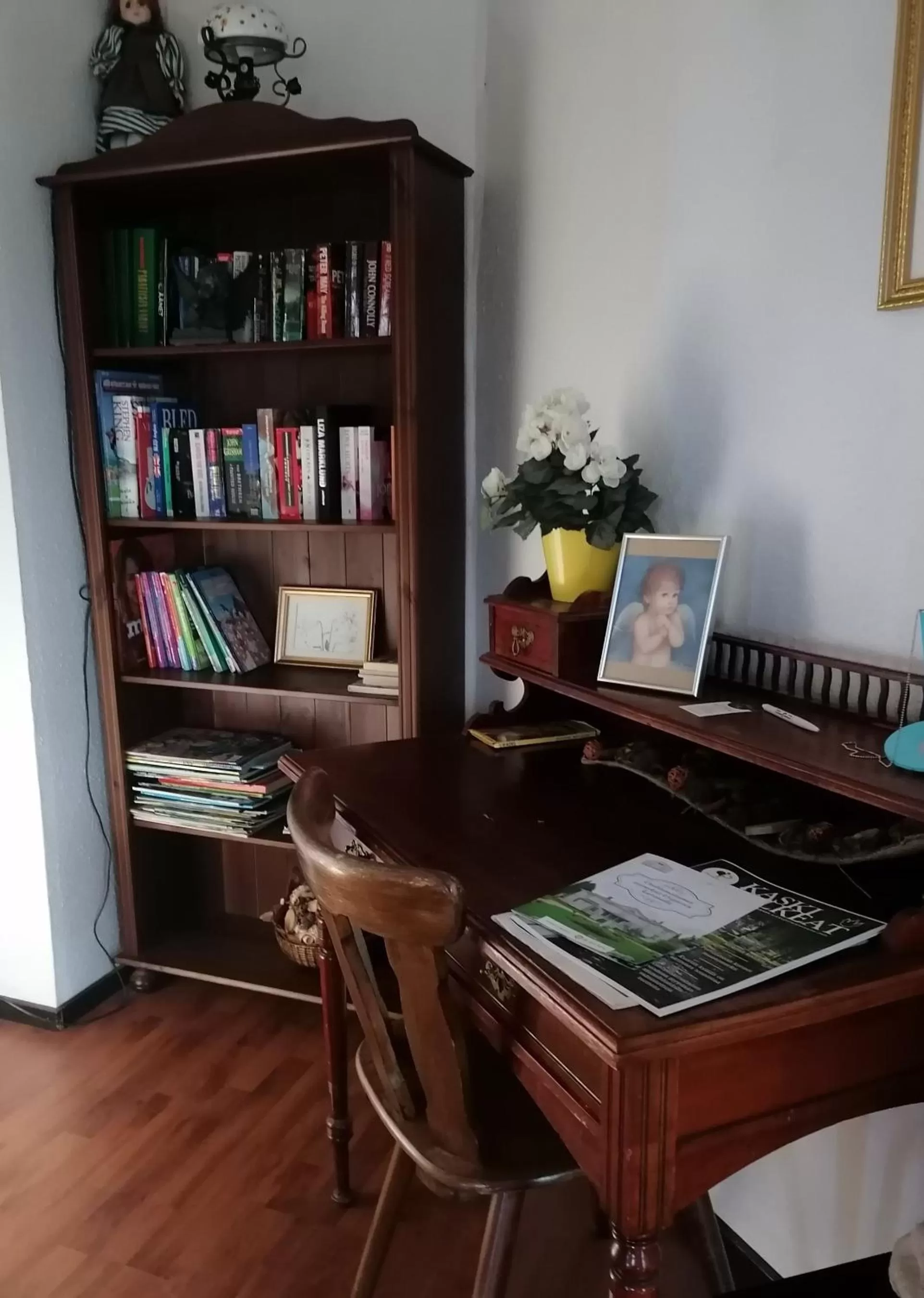 Communal lounge/ TV room in Cronin's Guesthouse Bed & Breakfast