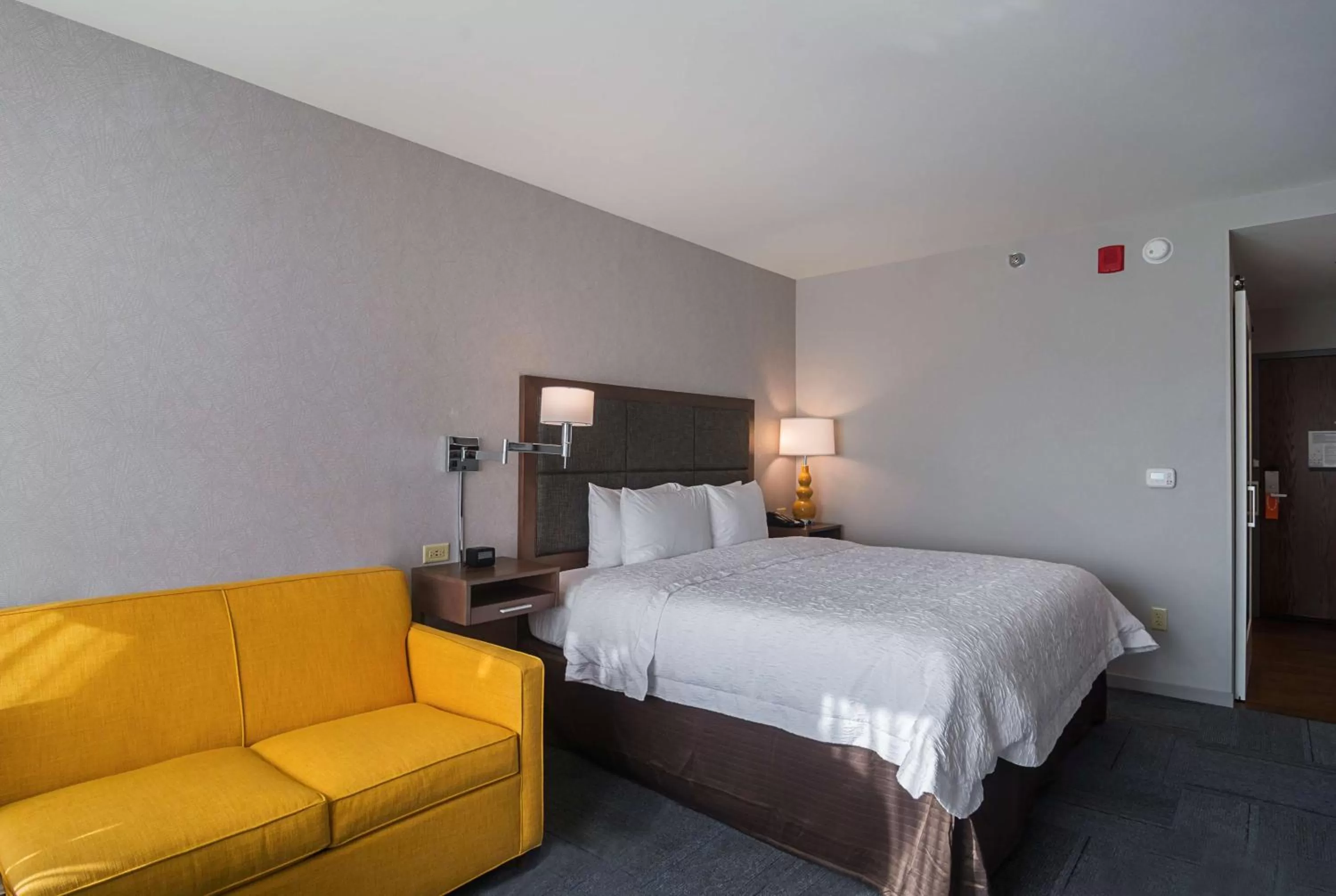 Bed in Hampton Inn Chicago North-Loyola Station, Il