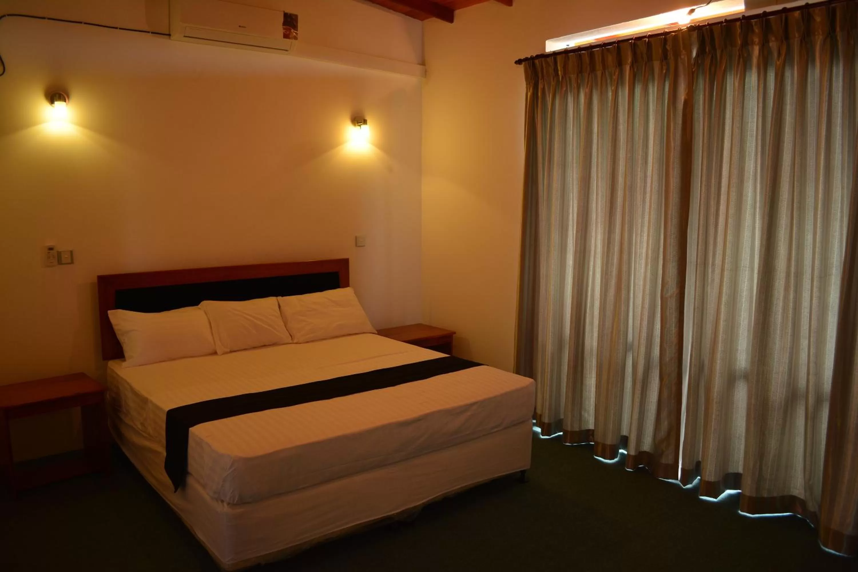 Photo of the whole room, Bed in West Inn Colombo