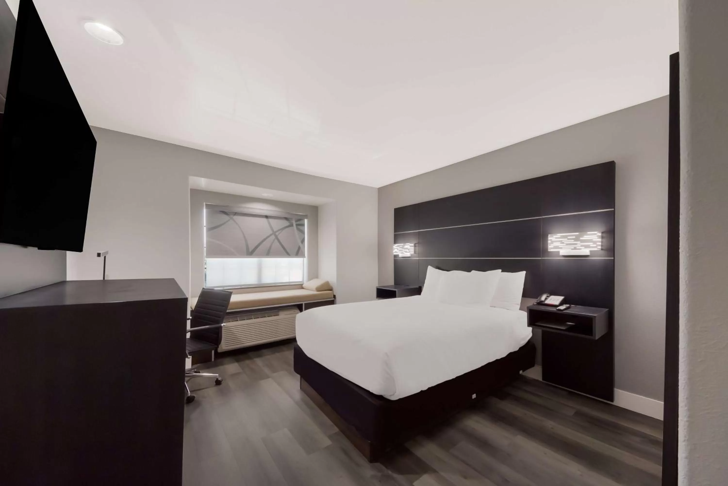 Bedroom, Bed in Best Western SeaWorld San Antonio