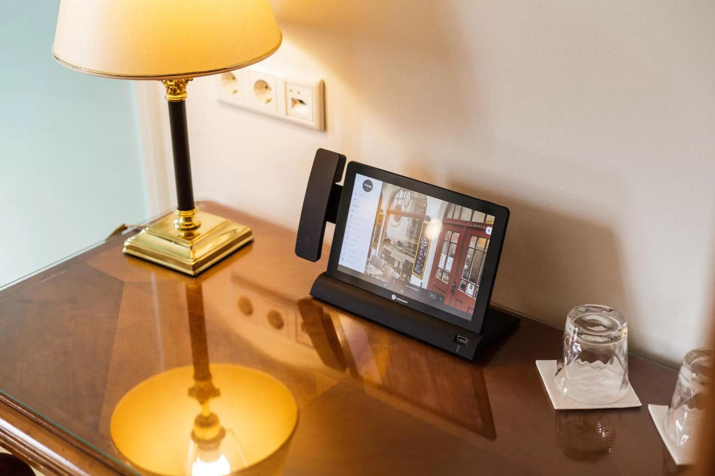 TV and multimedia in Chin-Chin Hotel ehemals Bohemian Hotel