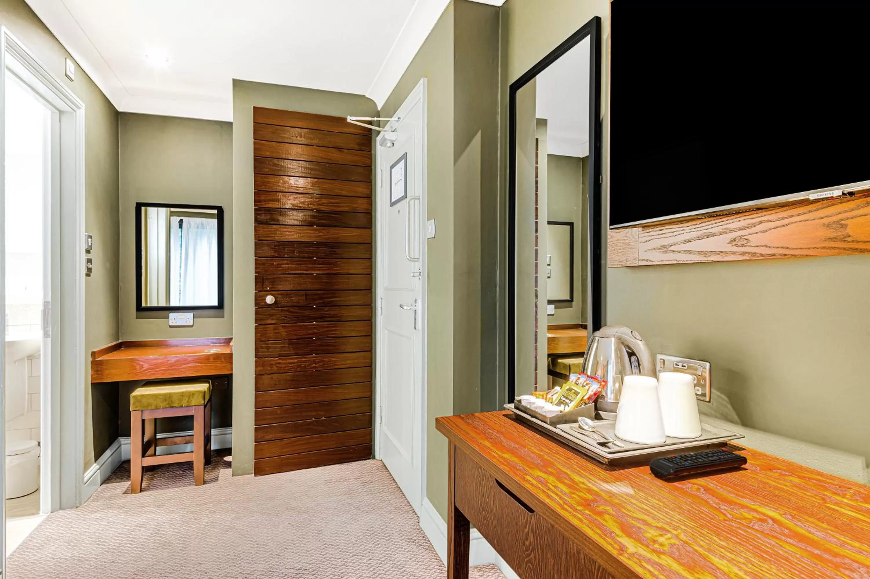 Coffee/tea facilities, TV/Entertainment Center in Inn on the Lake by Innkeeper's Collection