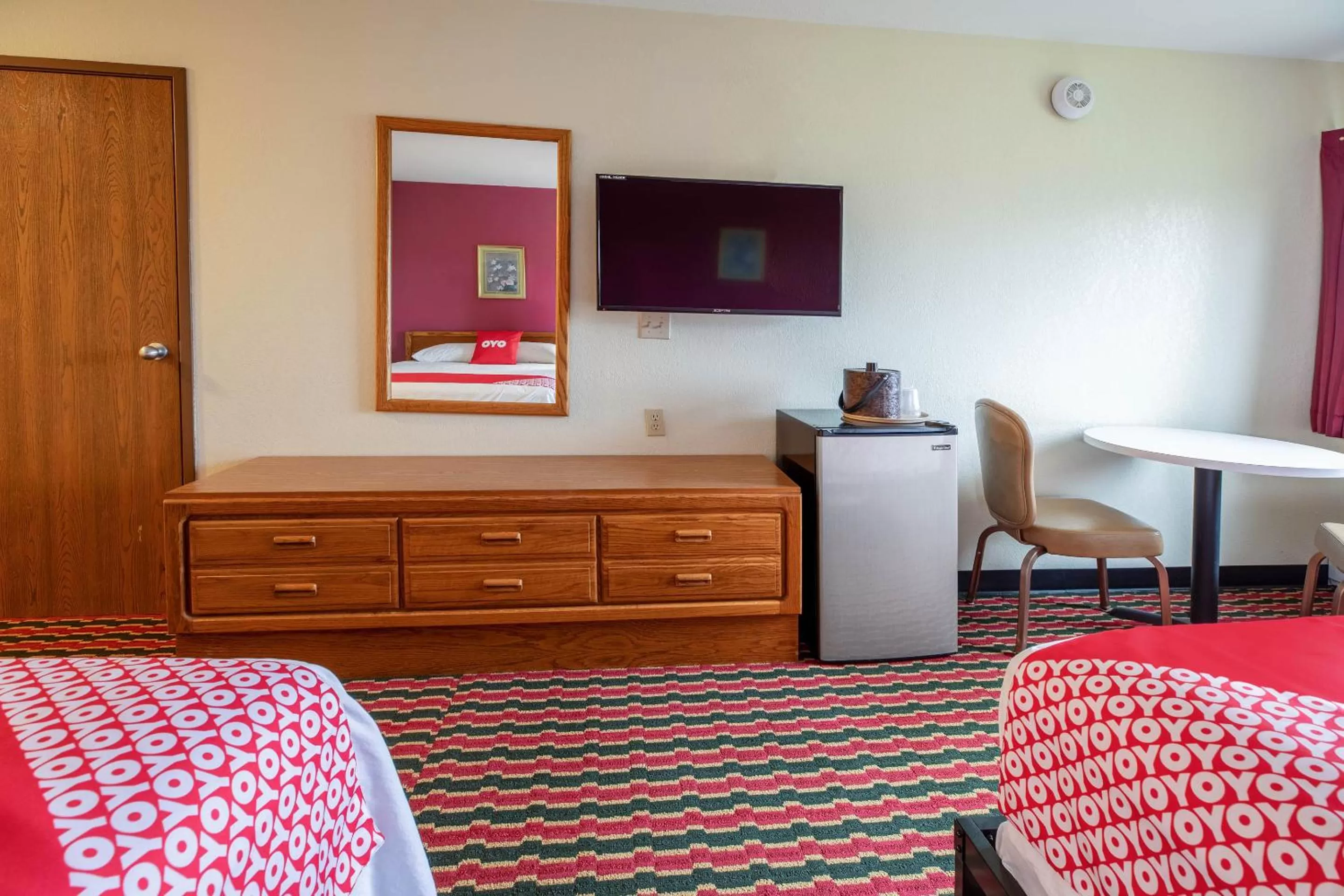 TV and multimedia in OYO Hotel Chesaning Route 52 & Hwy 57