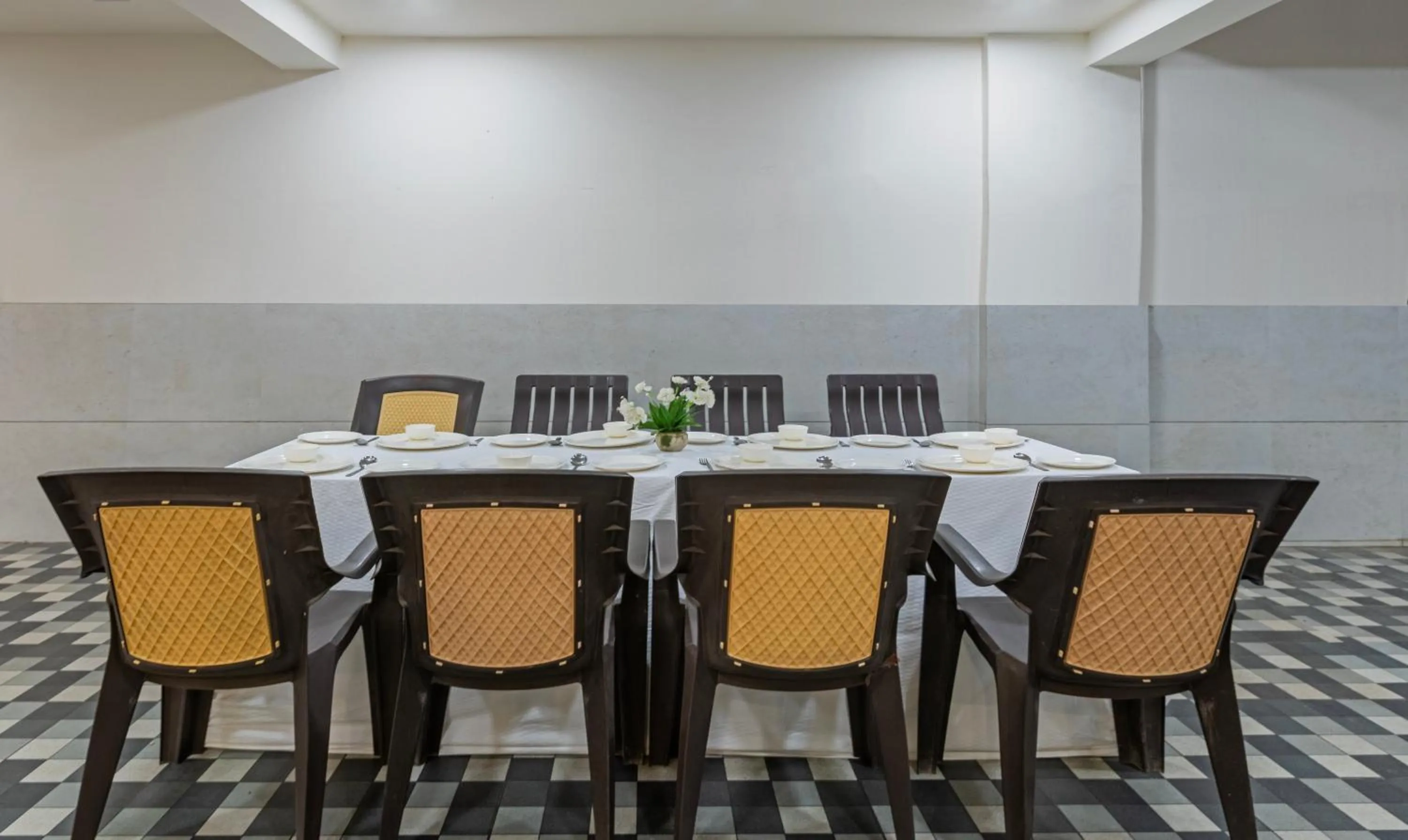 Dining area in Treebo Oscar