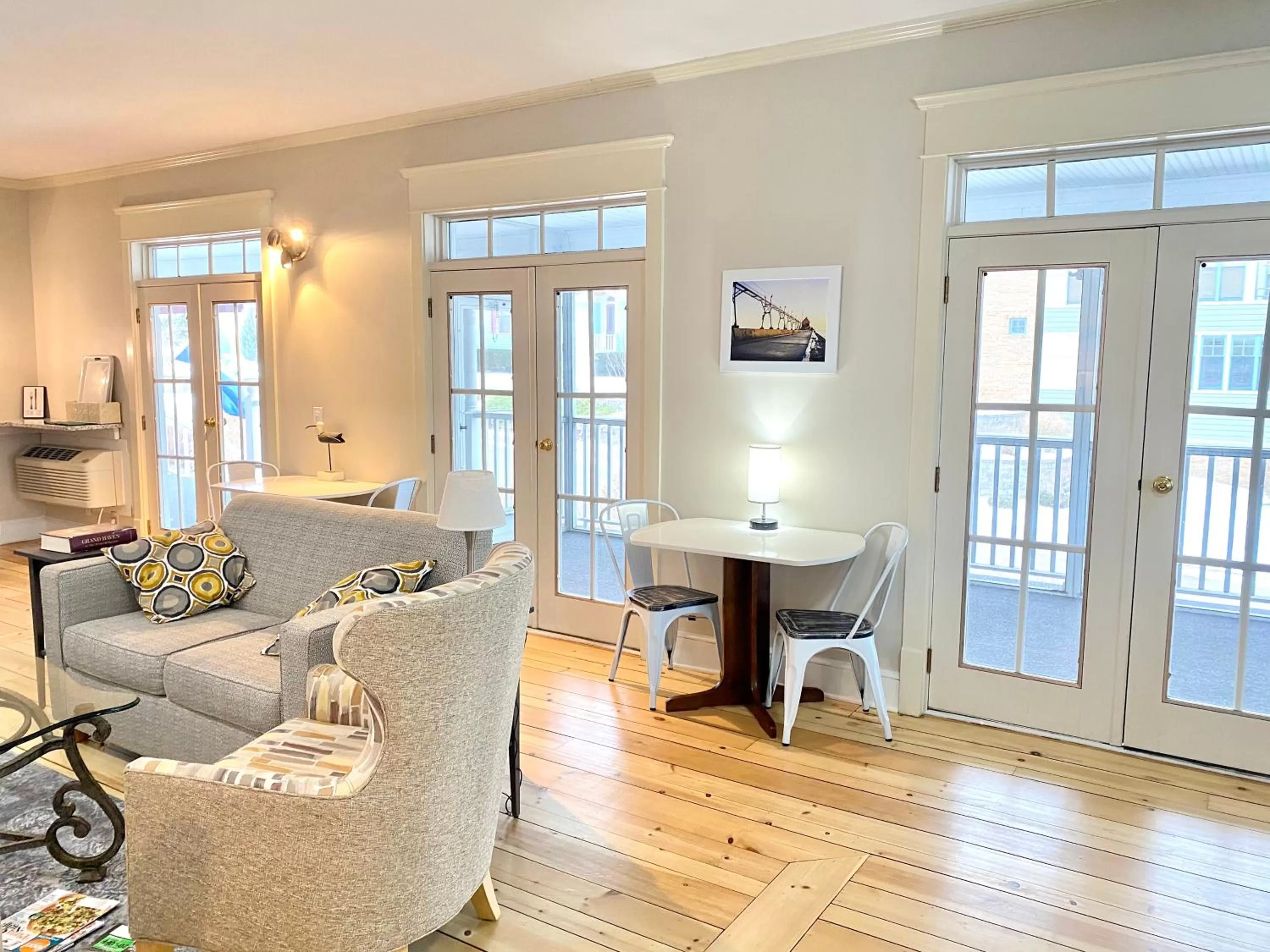 Communal lounge/ TV room, Seating Area in Harbor House Inn