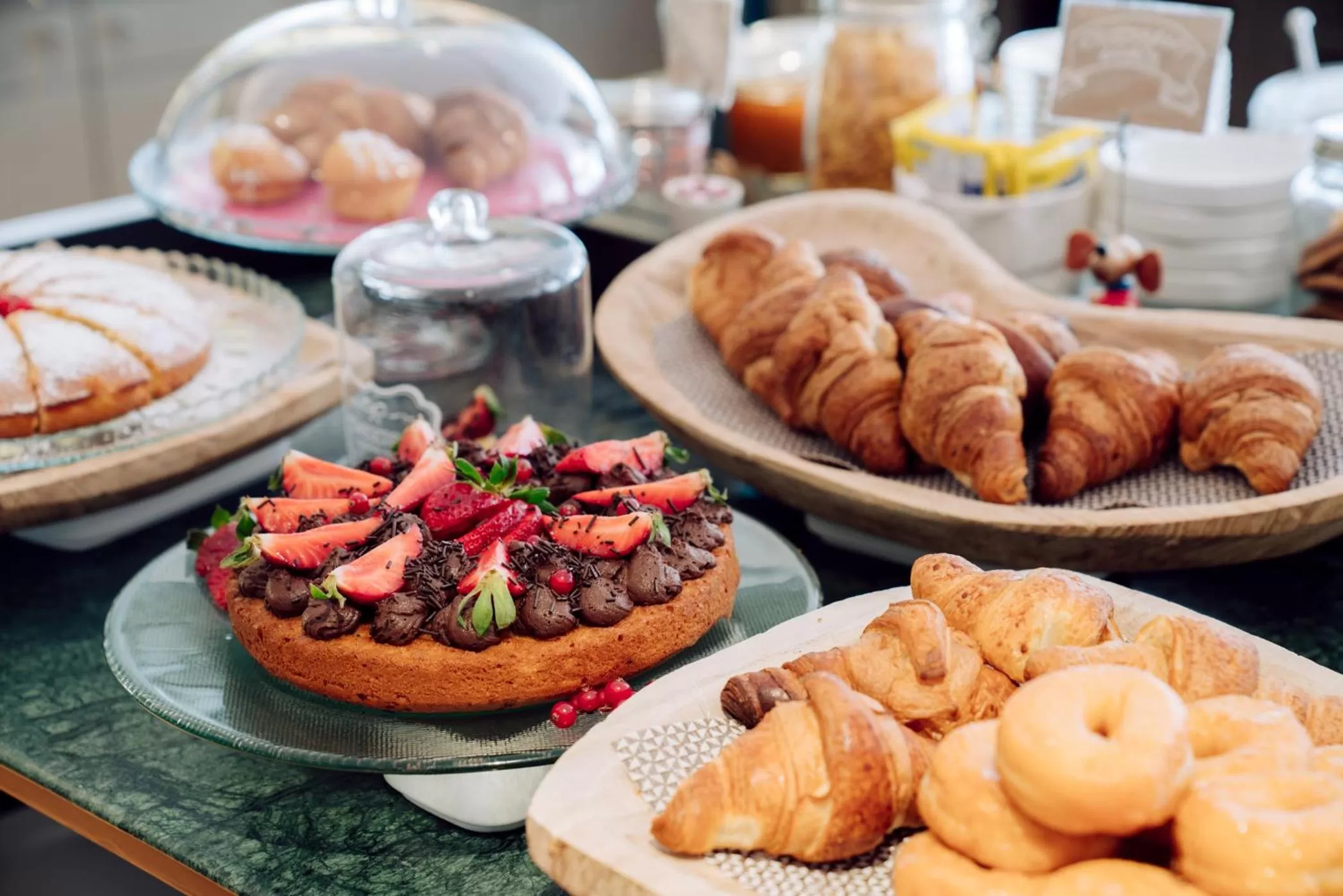 Buffet breakfast in Chic & Basic Velvet