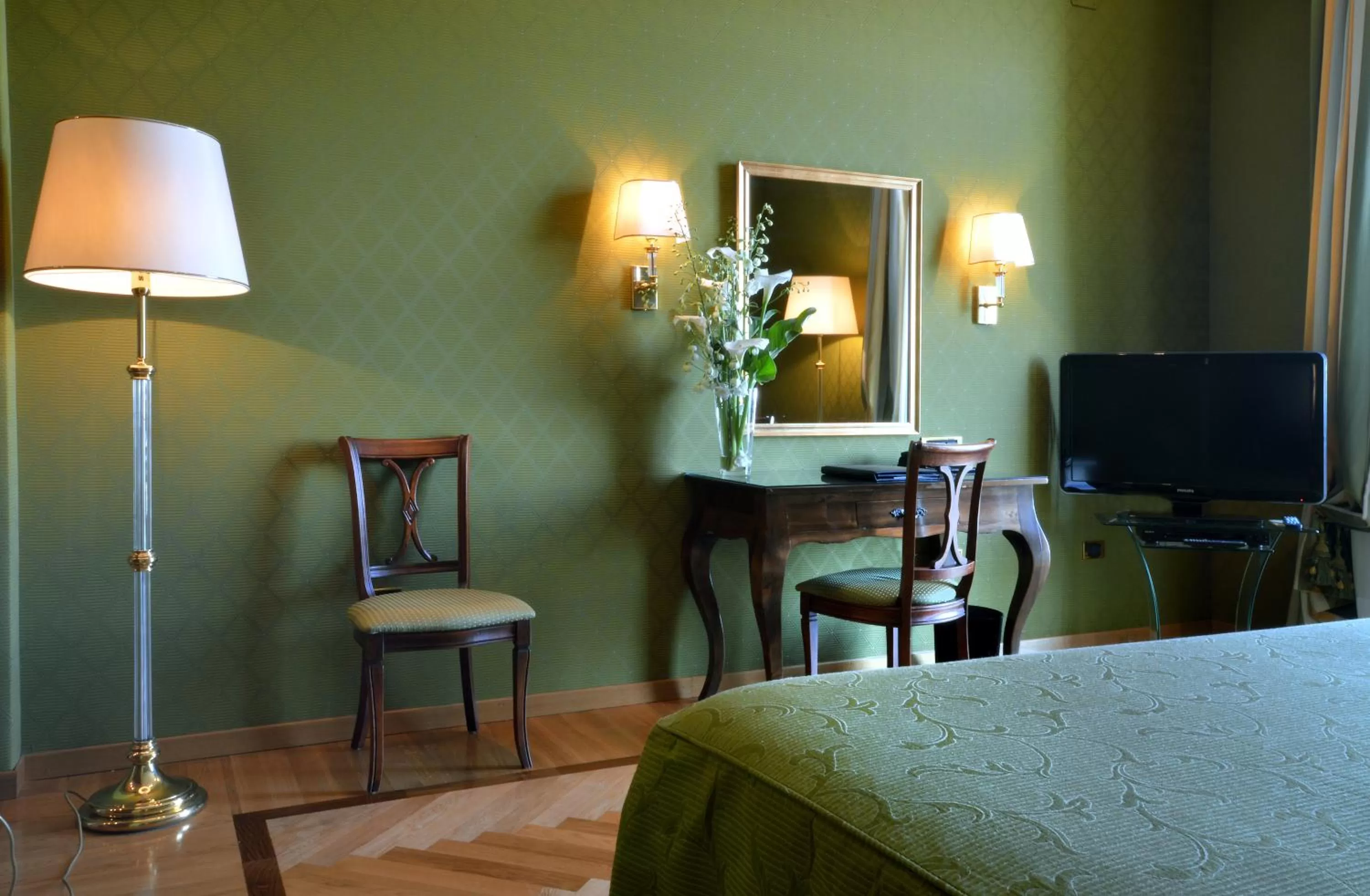 Photo of the whole room, Bed in Grand Hotel Vesuvio