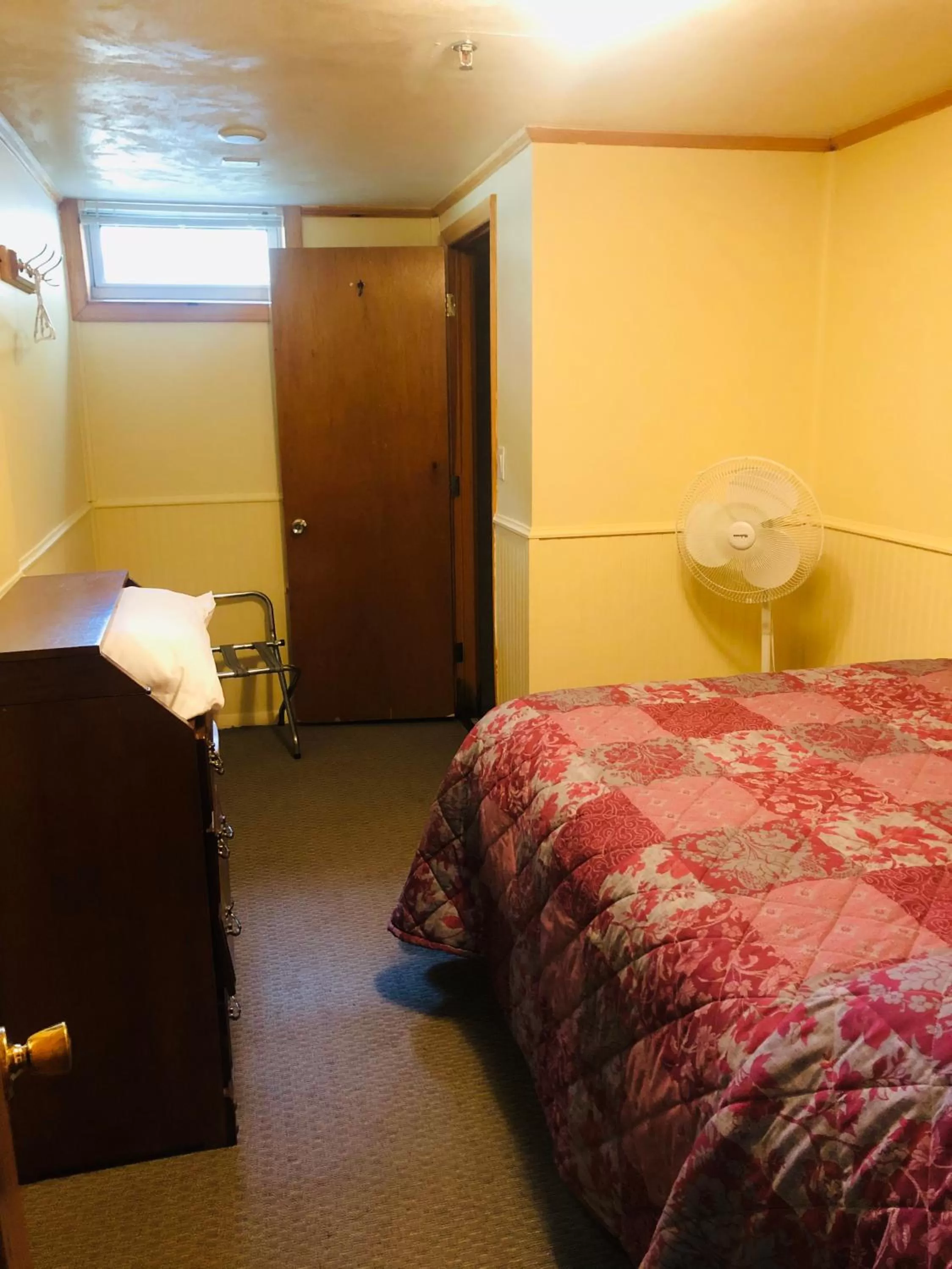 Bed in Gray Ghost Inn