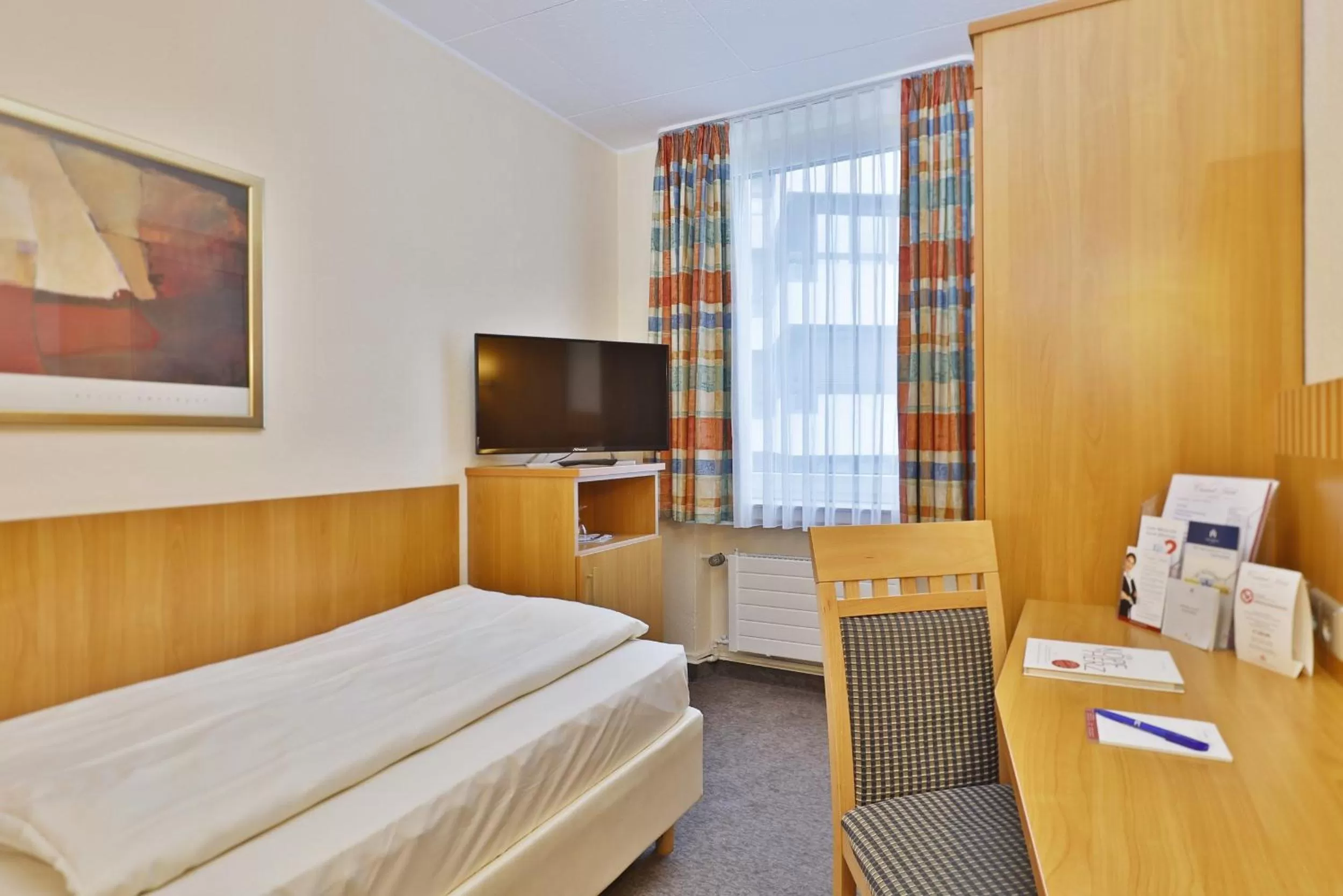 Photo of the whole room, Bed in City Partner Central-Hotel Wuppertal