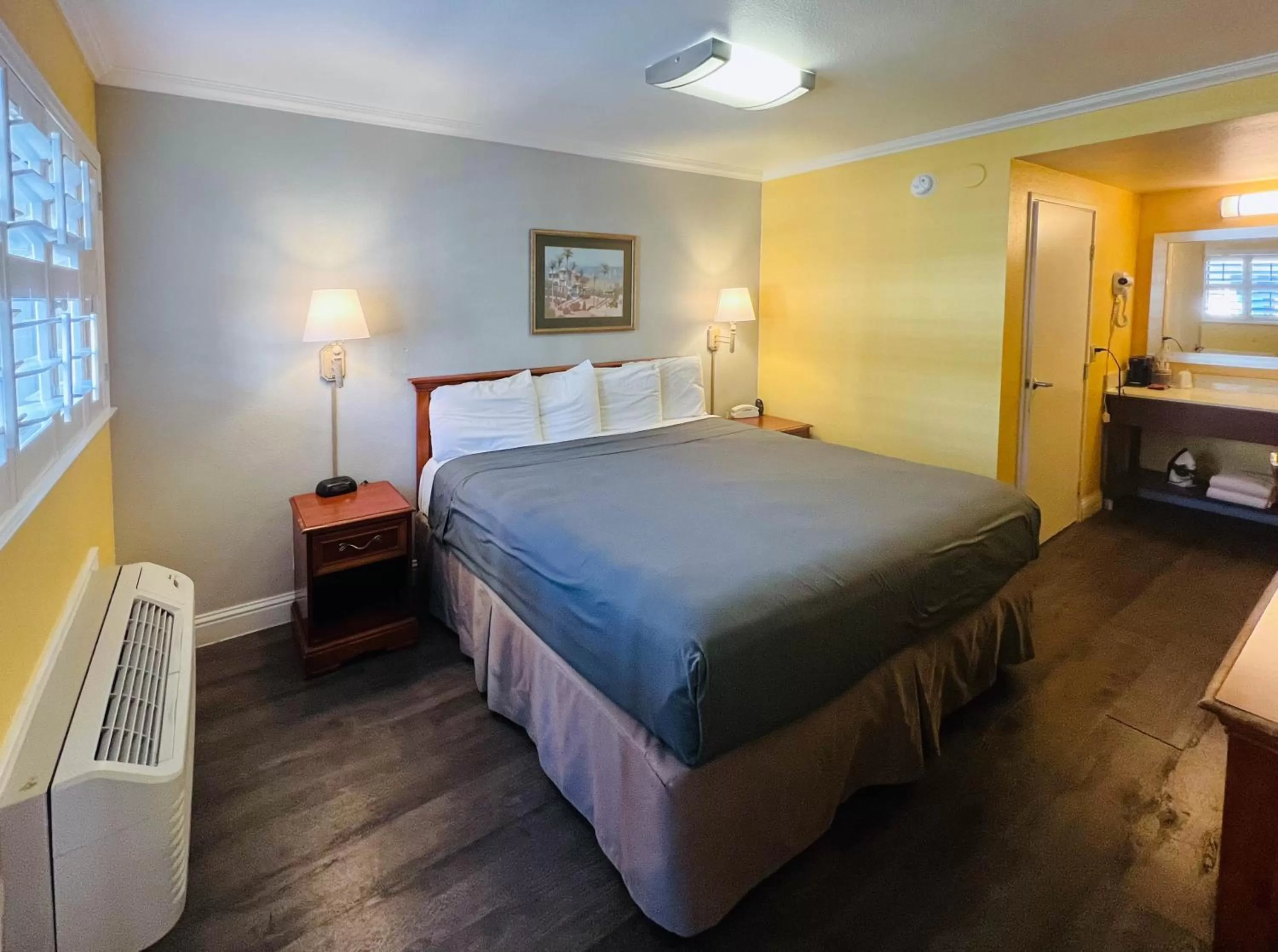 Bed in Motel 6 San Francisco CA Fisherman"s Wharf