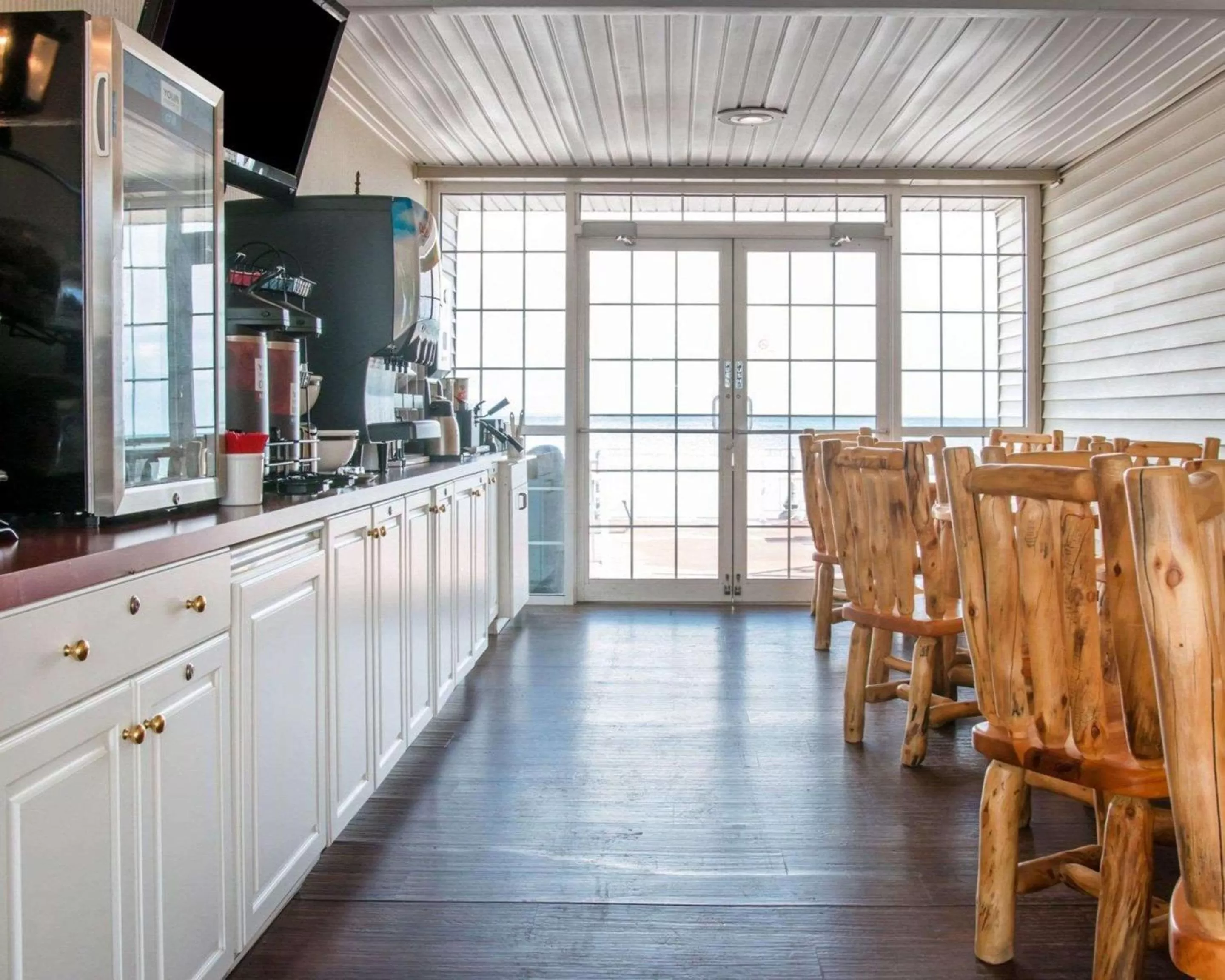 Restaurant/places to eat in Comfort Inn Lakeside