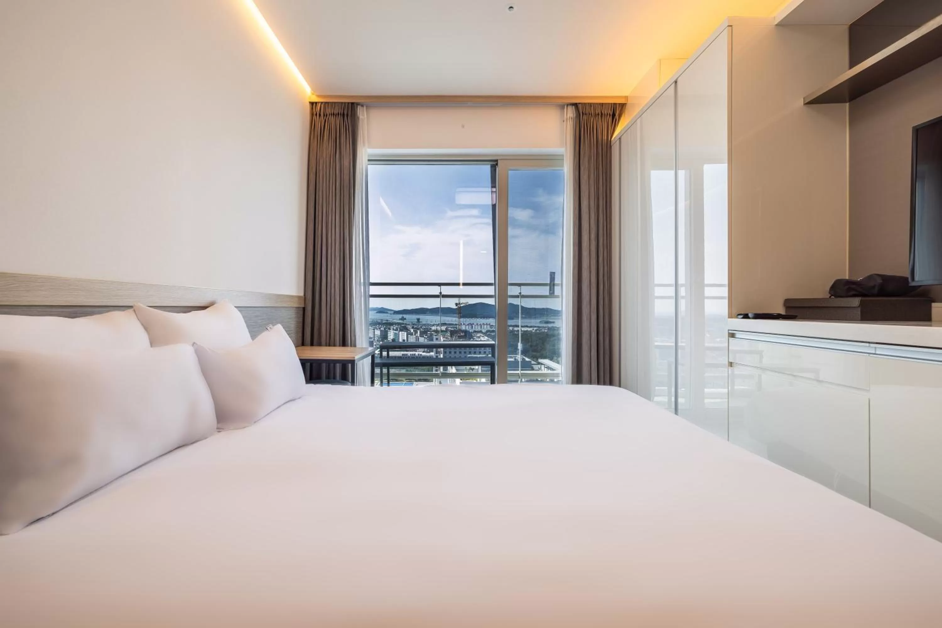 Bed in Skytop Hotel Incheon Airport