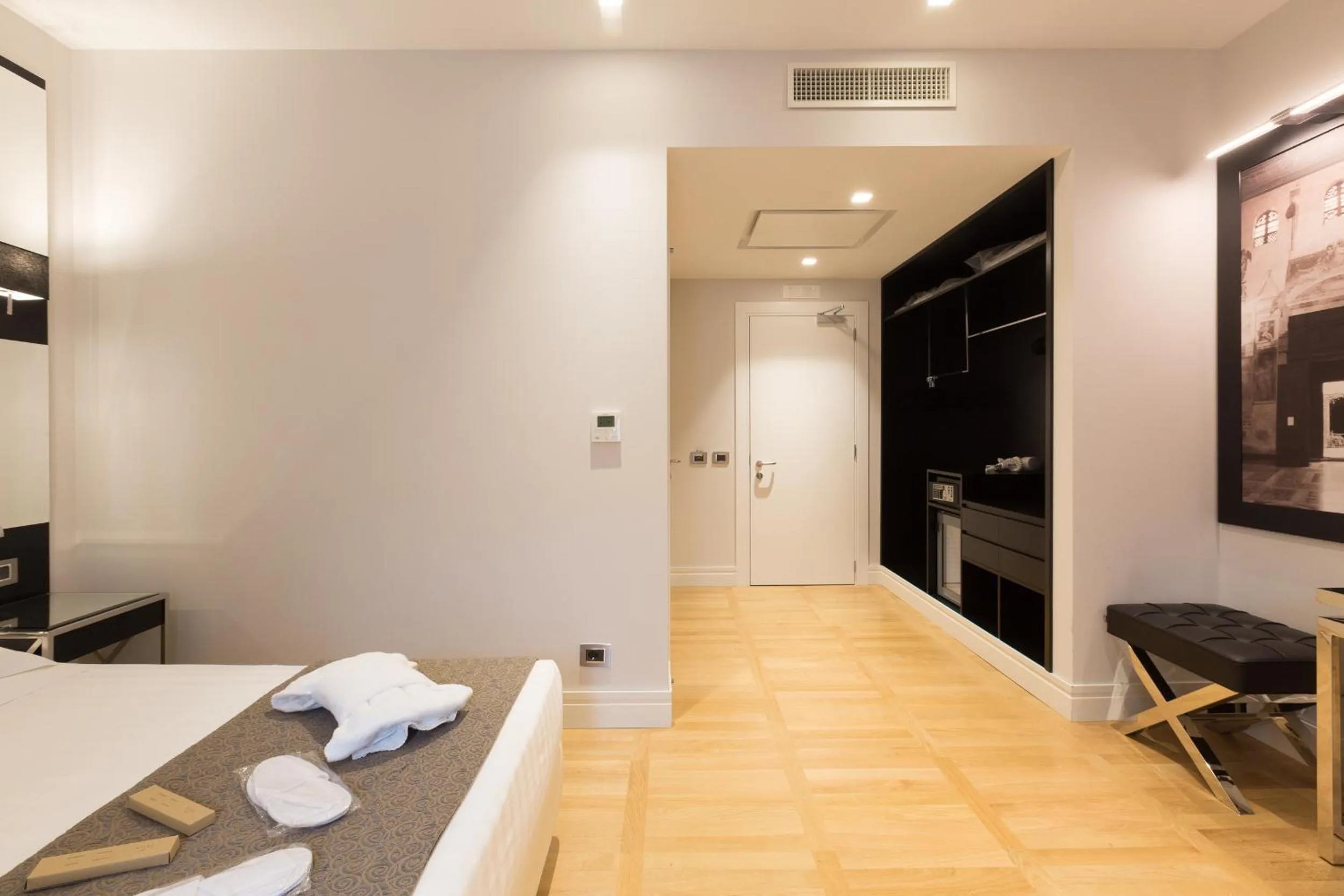 Bedroom, Bed in Floris Hotel