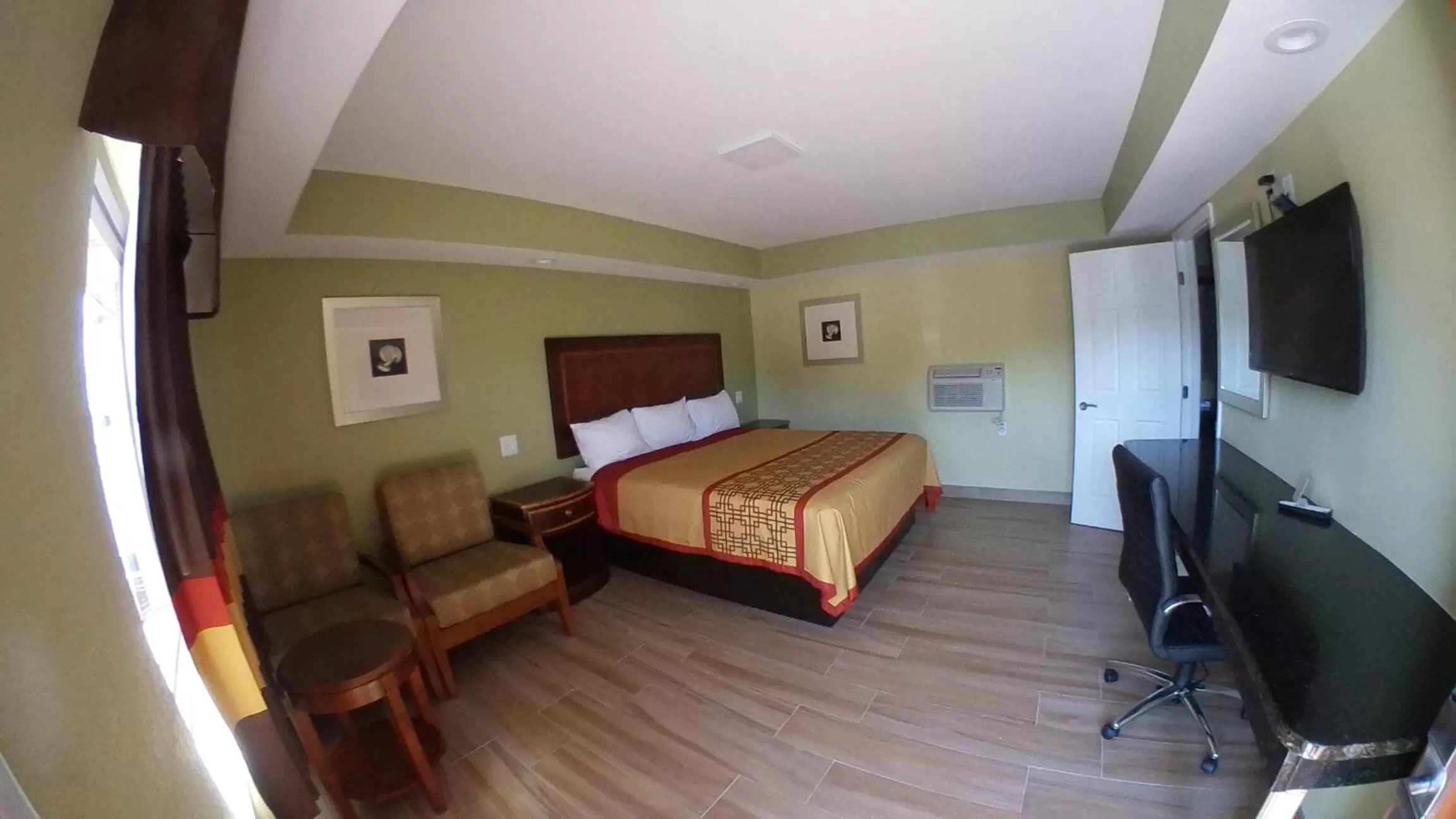 Photo of the whole room, Bed in Travel Inn of Riviera Beach