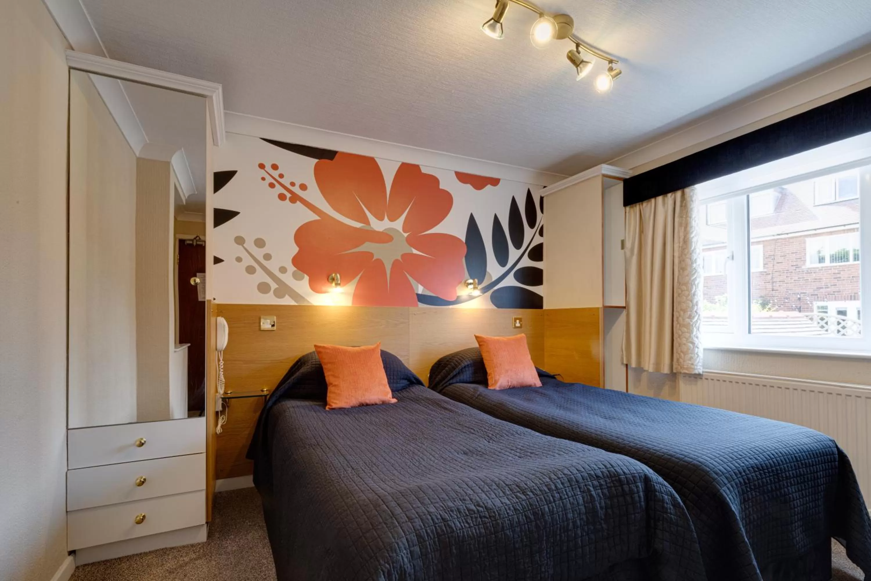 Bedroom, Bed in Park Manor Hotel