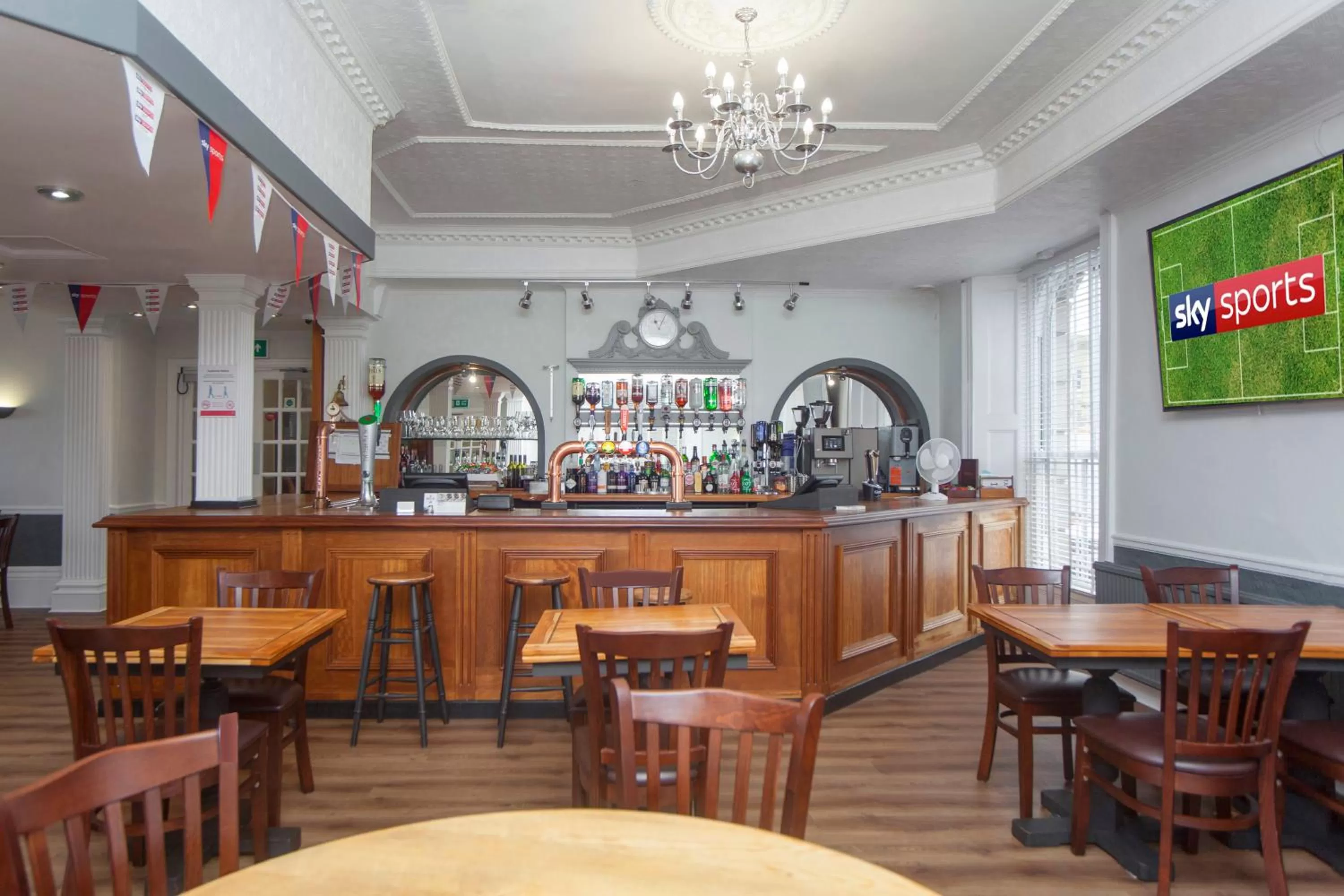 Restaurant/places to eat in The Royal Hotel