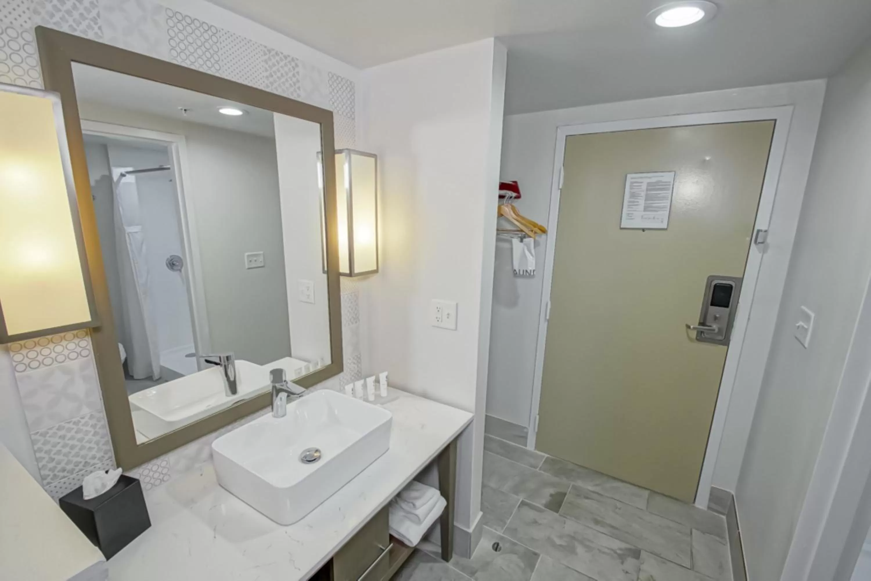 Bathroom in Country Inn & Suites by Radisson, New Orleans I-10 East, LA