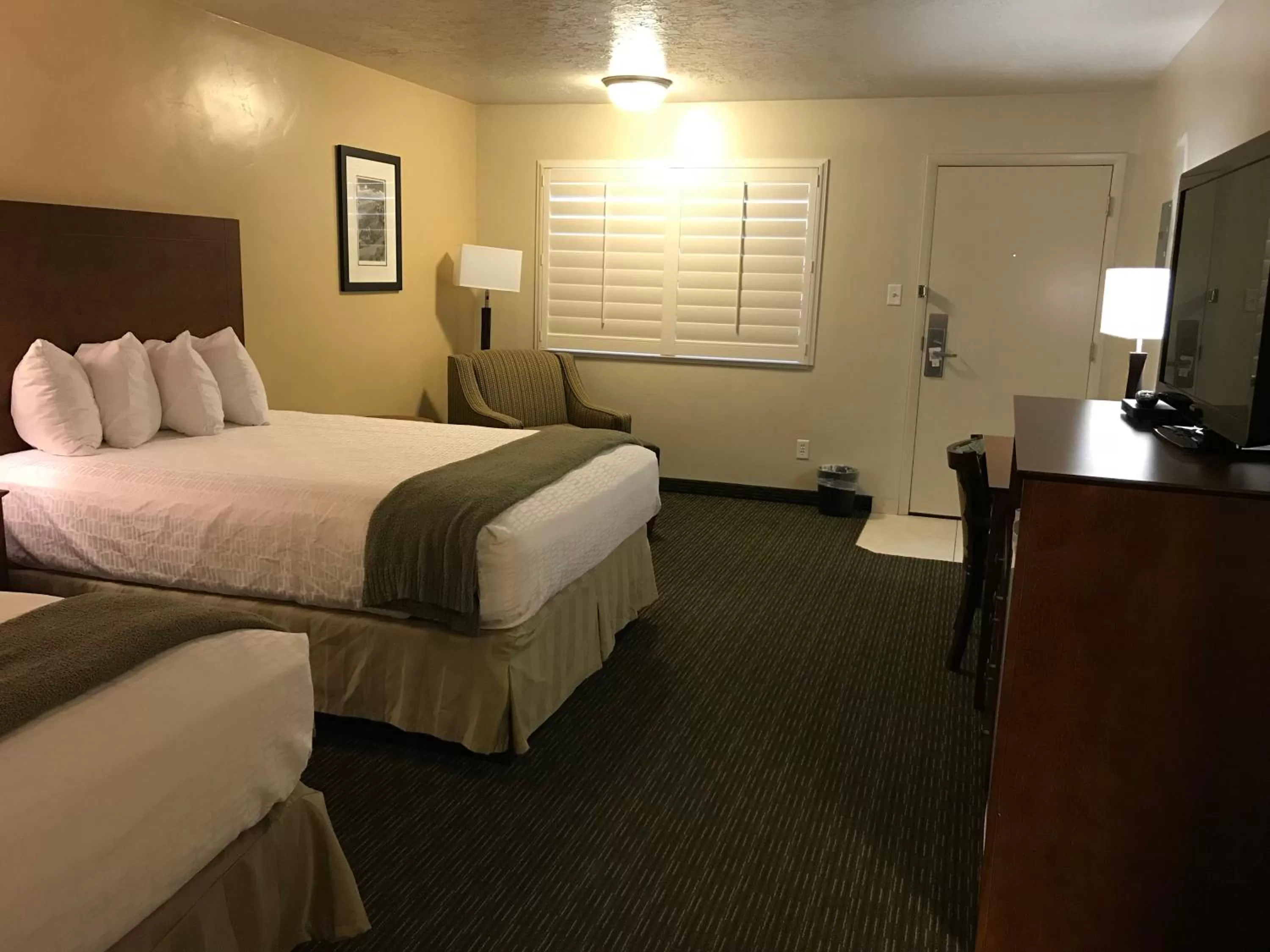 Bed in Dinosaur Inn & Suites