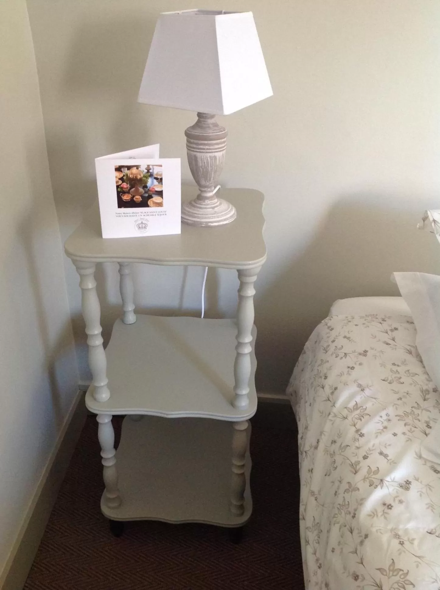 Bed in Au 16 Place Saint Louis